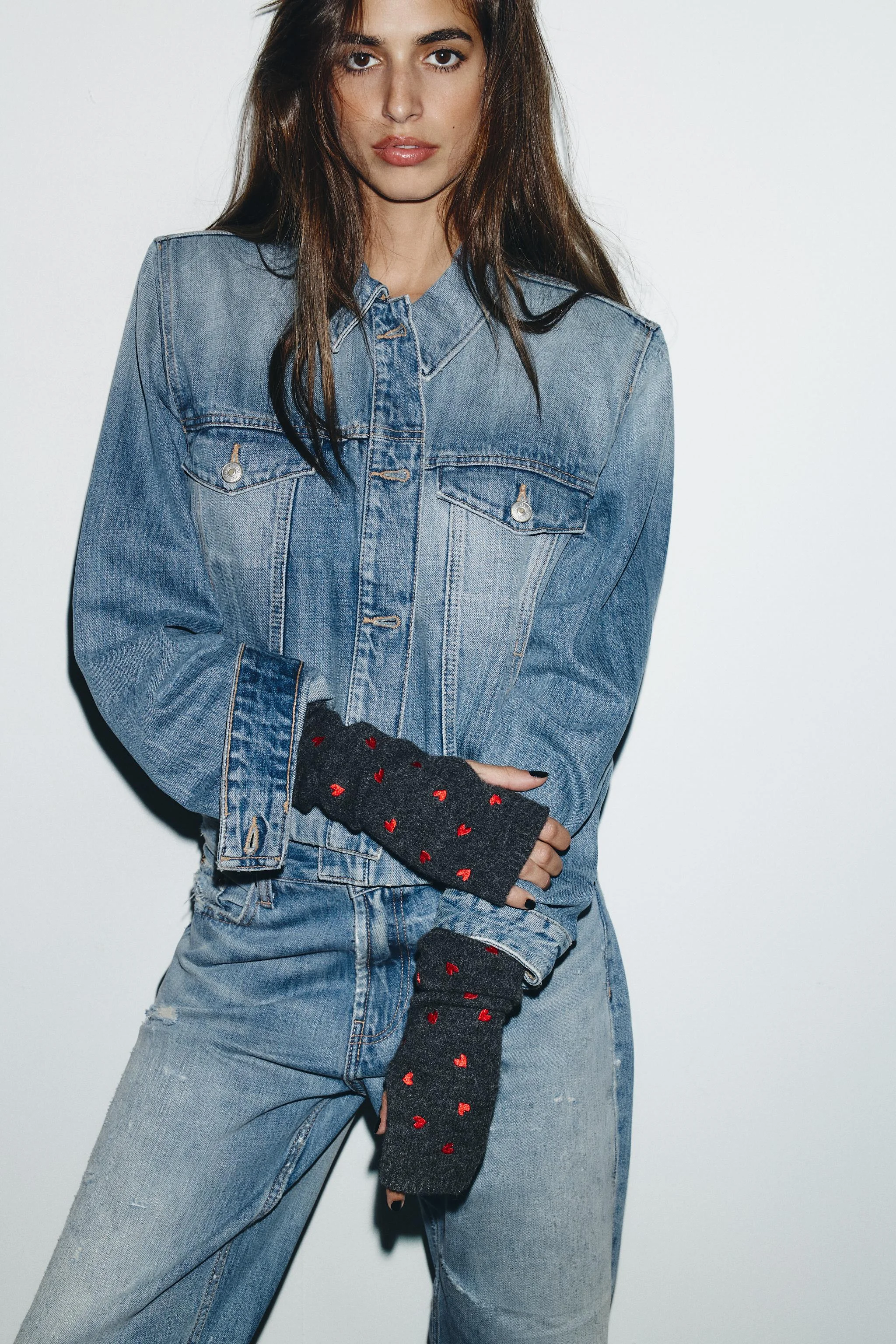 دستکش بافتنی با گلدوزی طرح قلب دستکش بافتنی با گلدوزی طرح قلب