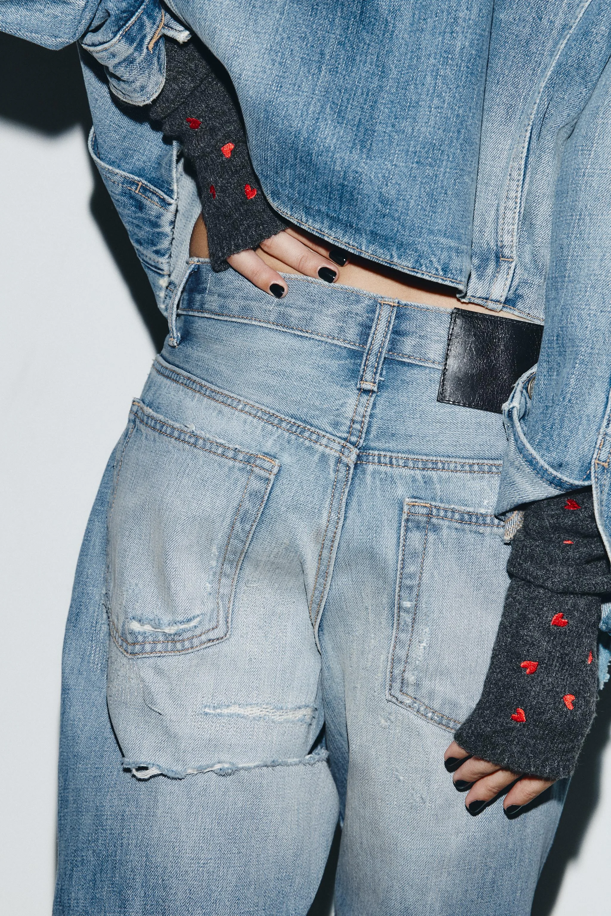 دستکش بافتنی با گلدوزی طرح قلب دستکش بافتنی با گلدوزی طرح قلب