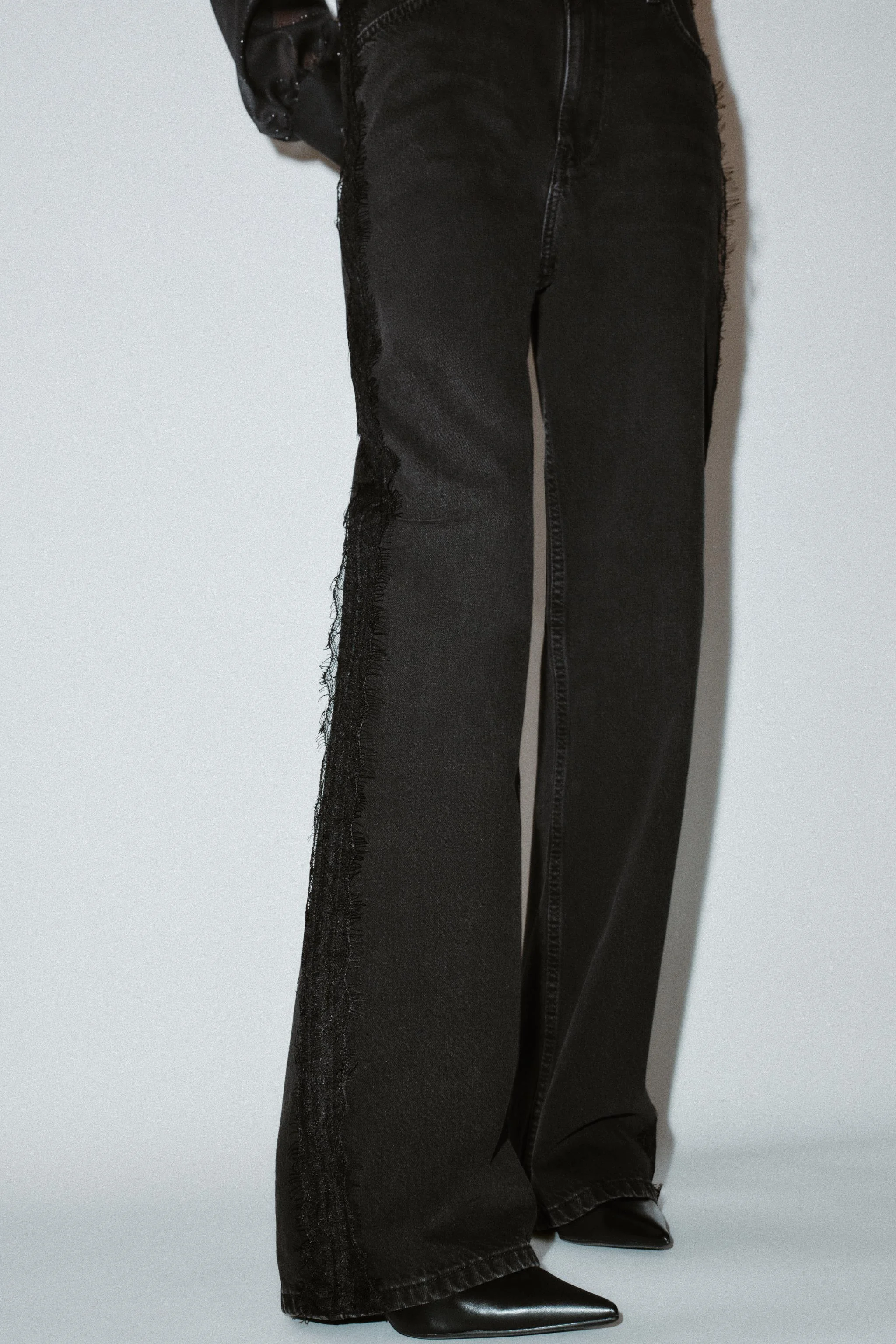 شلوار جین راسته فاق بلند مدل Z1975 شلوار جین راسته فاق بلند مدل Z1975