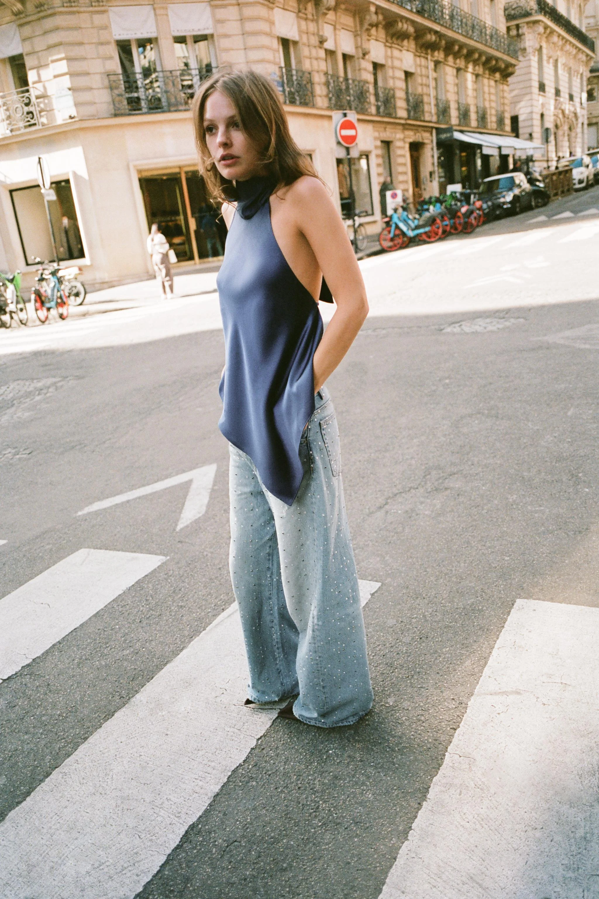 شلوار جین بگ ترِ اف با تزیینات جواهری و نگین شلوار جین بگ ترِ اف با تزیینات جواهری و نگین