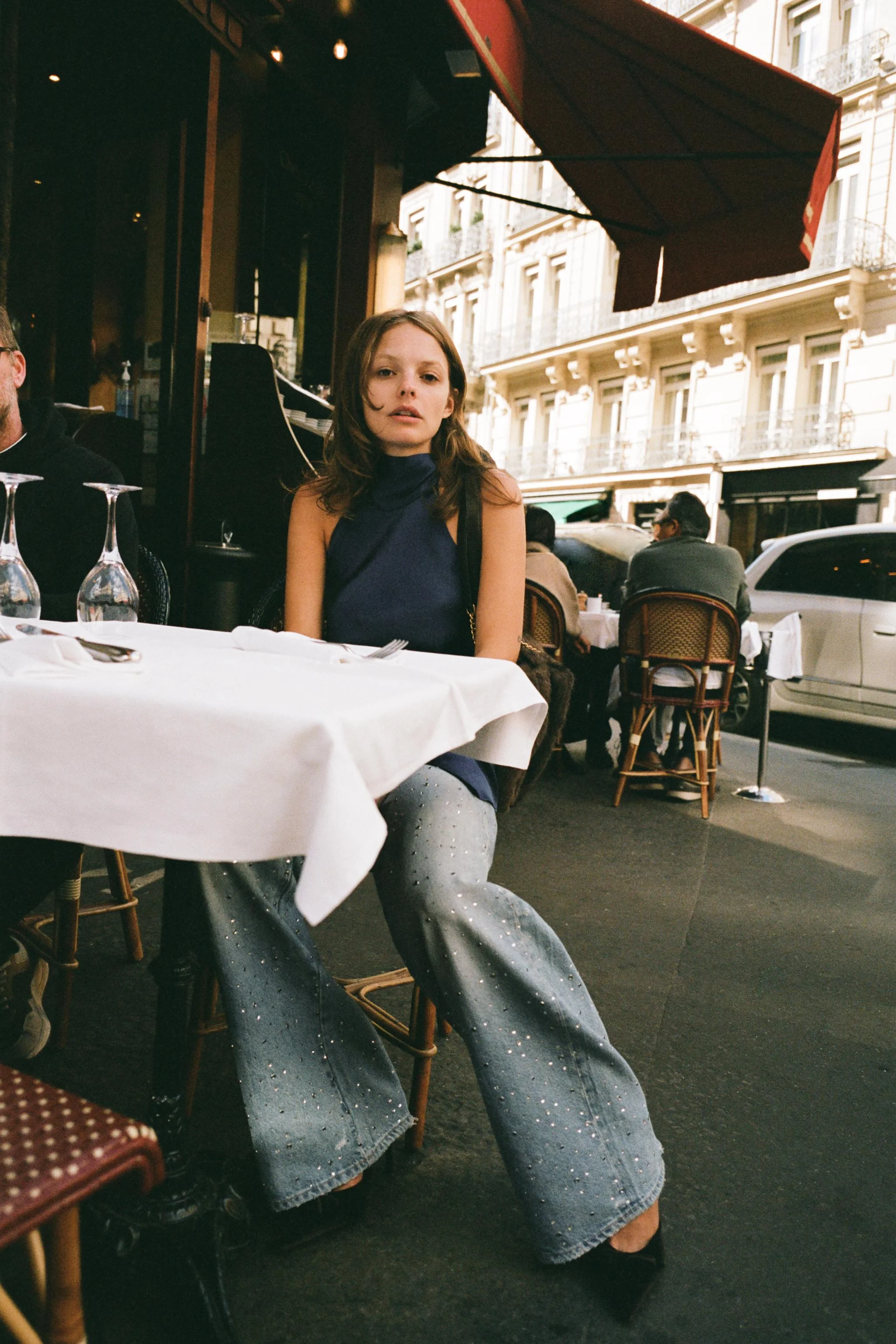 شلوار جین بگ ترِ اف با تزیینات جواهری و نگین شلوار جین بگ ترِ اف با تزیینات جواهری و نگین