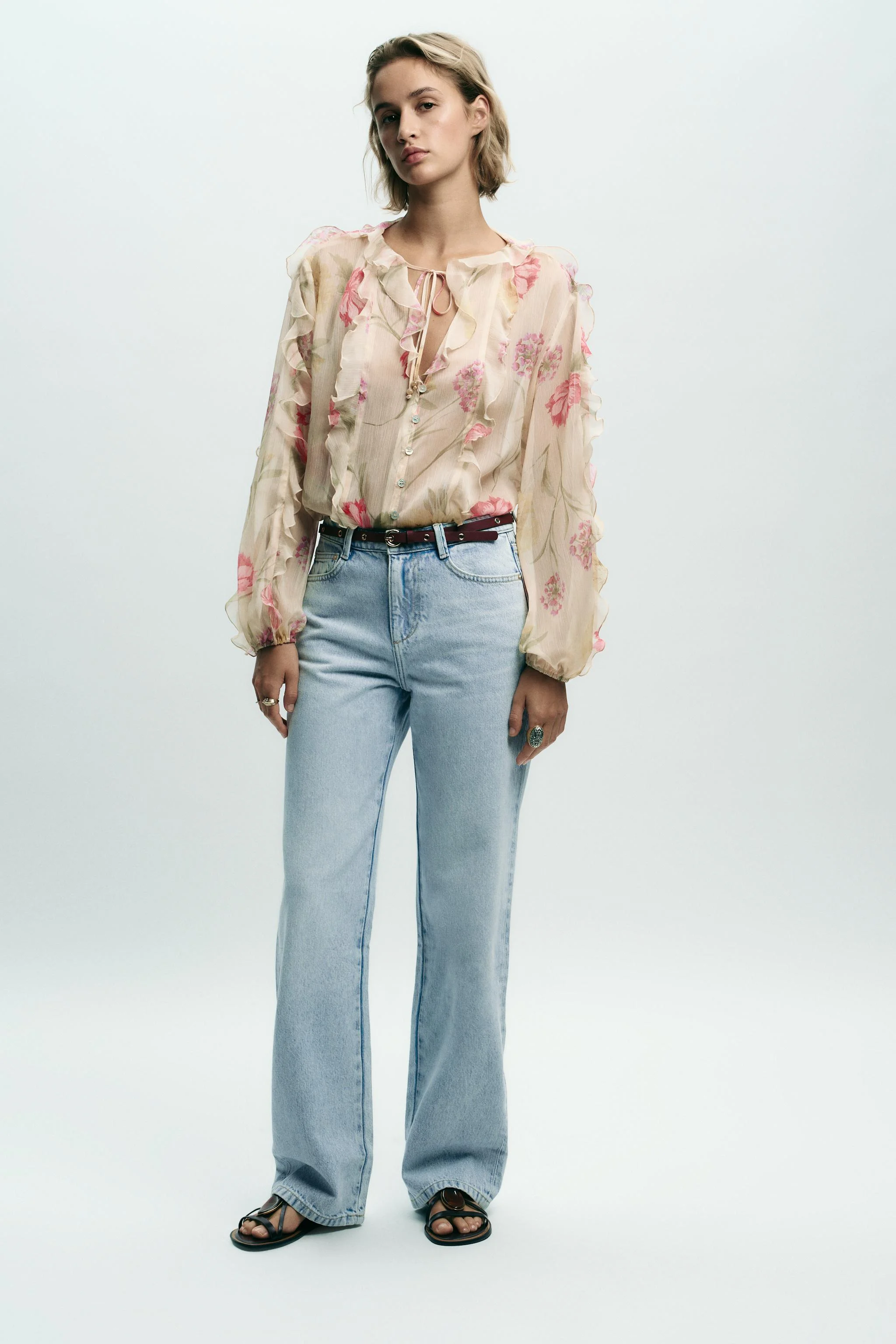 شلوار جین راسته فاق بلند مدل Z1975 به همراه کمربند شلوار جین راسته فاق بلند مدل Z1975 به همراه کمربند