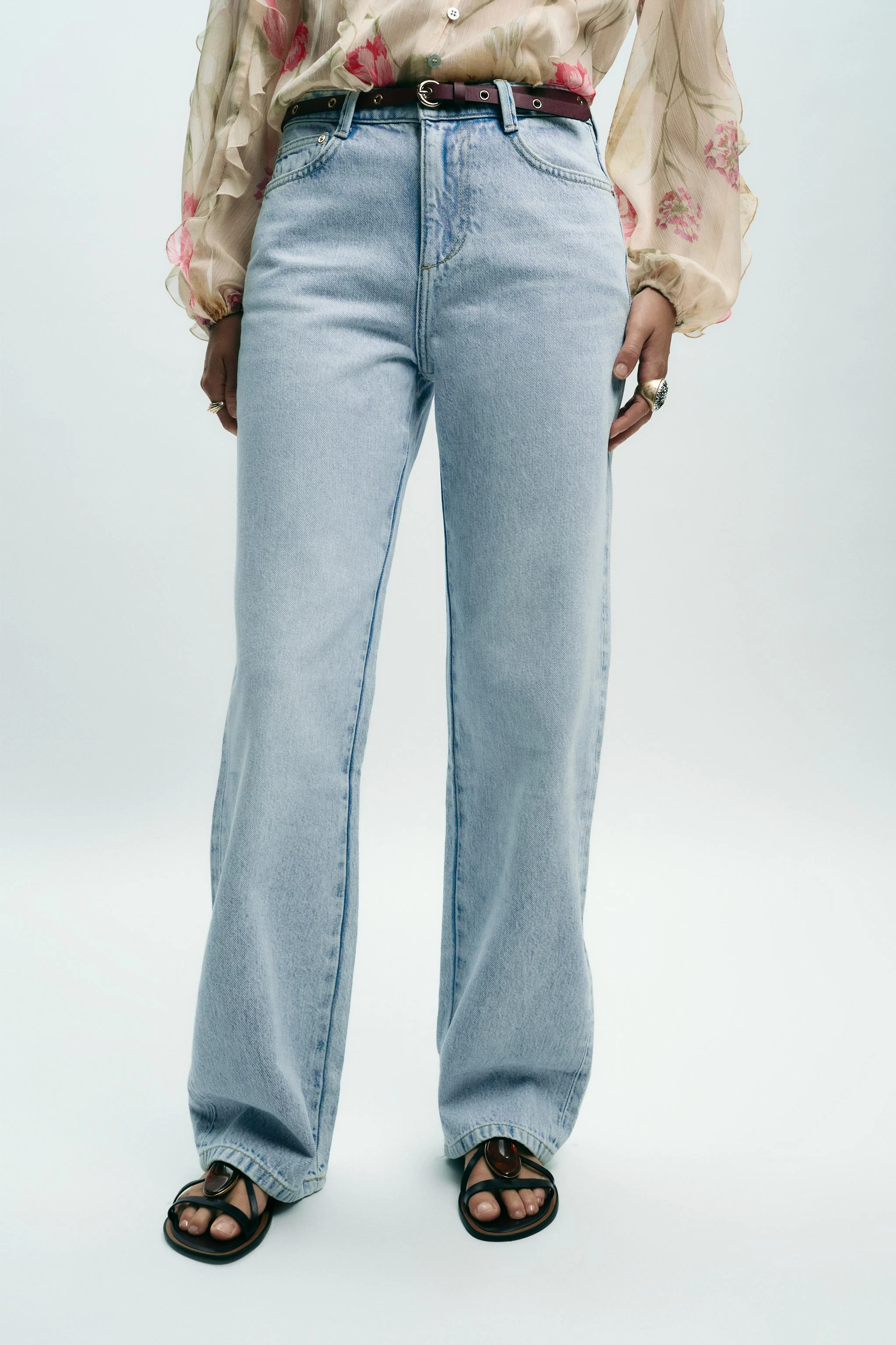 شلوار جین راسته فاق بلند مدل Z1975 به همراه کمربند شلوار جین راسته فاق بلند مدل Z1975 به همراه کمربند