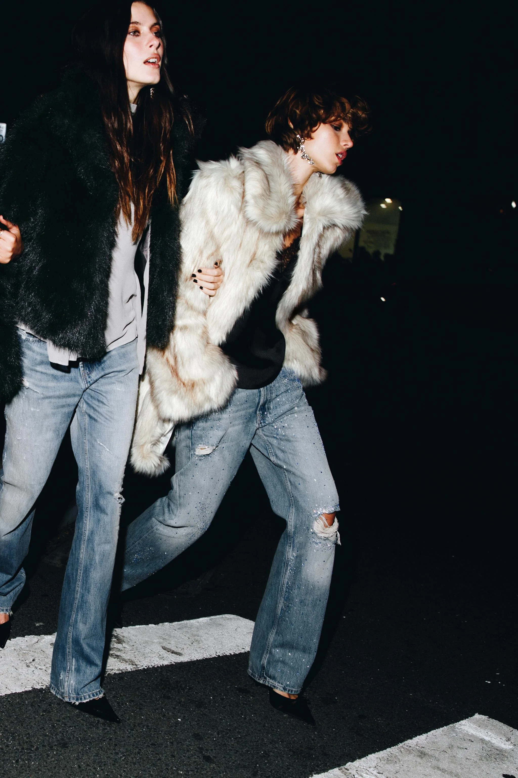 شلوار جین پاچه گشاد نگین دار شلوار جین پاچه گشاد نگین دار