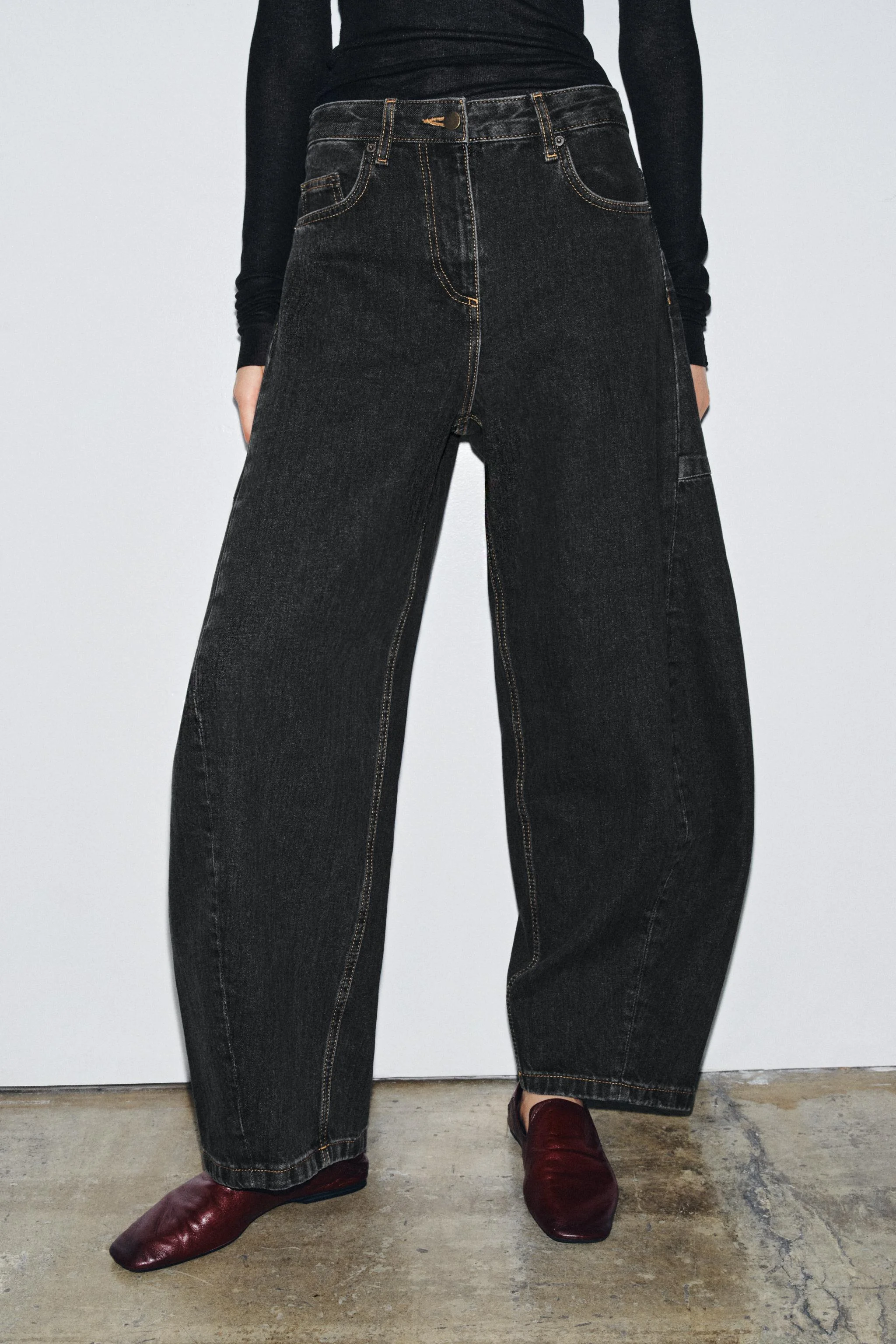 شلوار جین مدل BARREL با فاق متوسط شلوار جین مدل BARREL با فاق متوسط