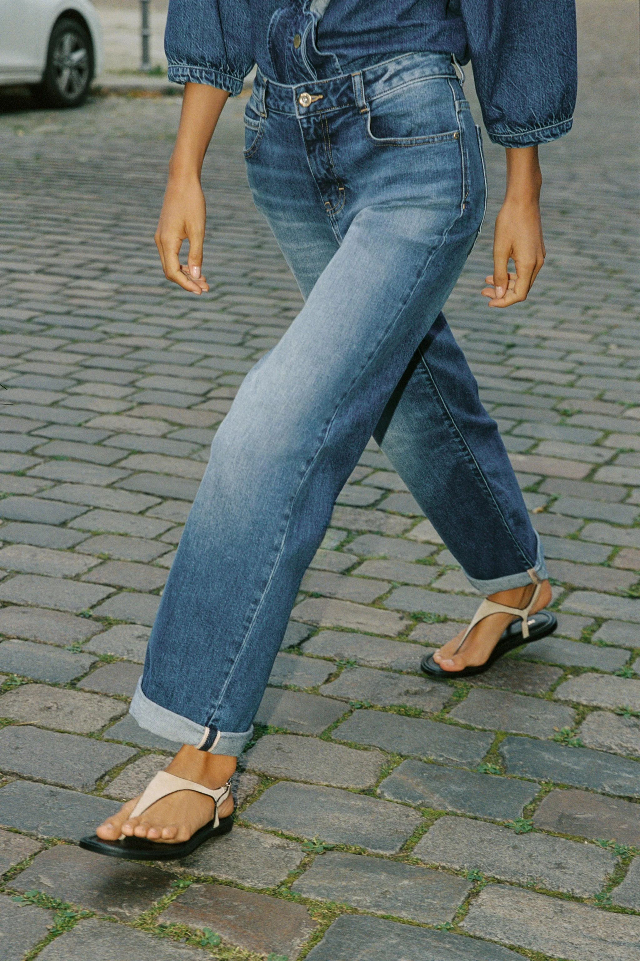 شلوار جین راسته فاق بلند مدل Z.07 با لبه های تا شده شلوار جین راسته فاق بلند مدل Z.07 با لبه های تا شده