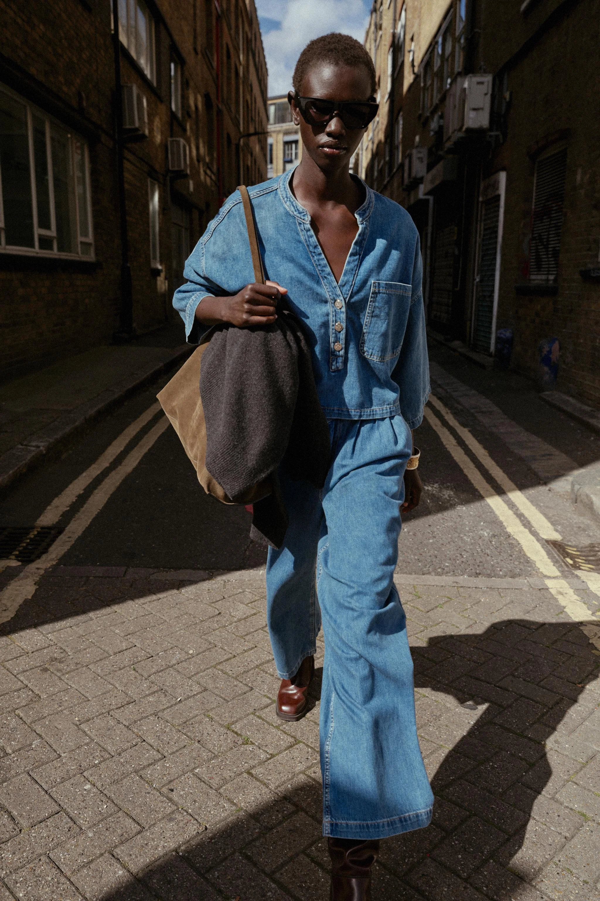 شلوار جین دمپا گشاد با فاق متوسط مدل Z1975 شلوار جین دمپا گشاد با فاق متوسط مدل Z1975