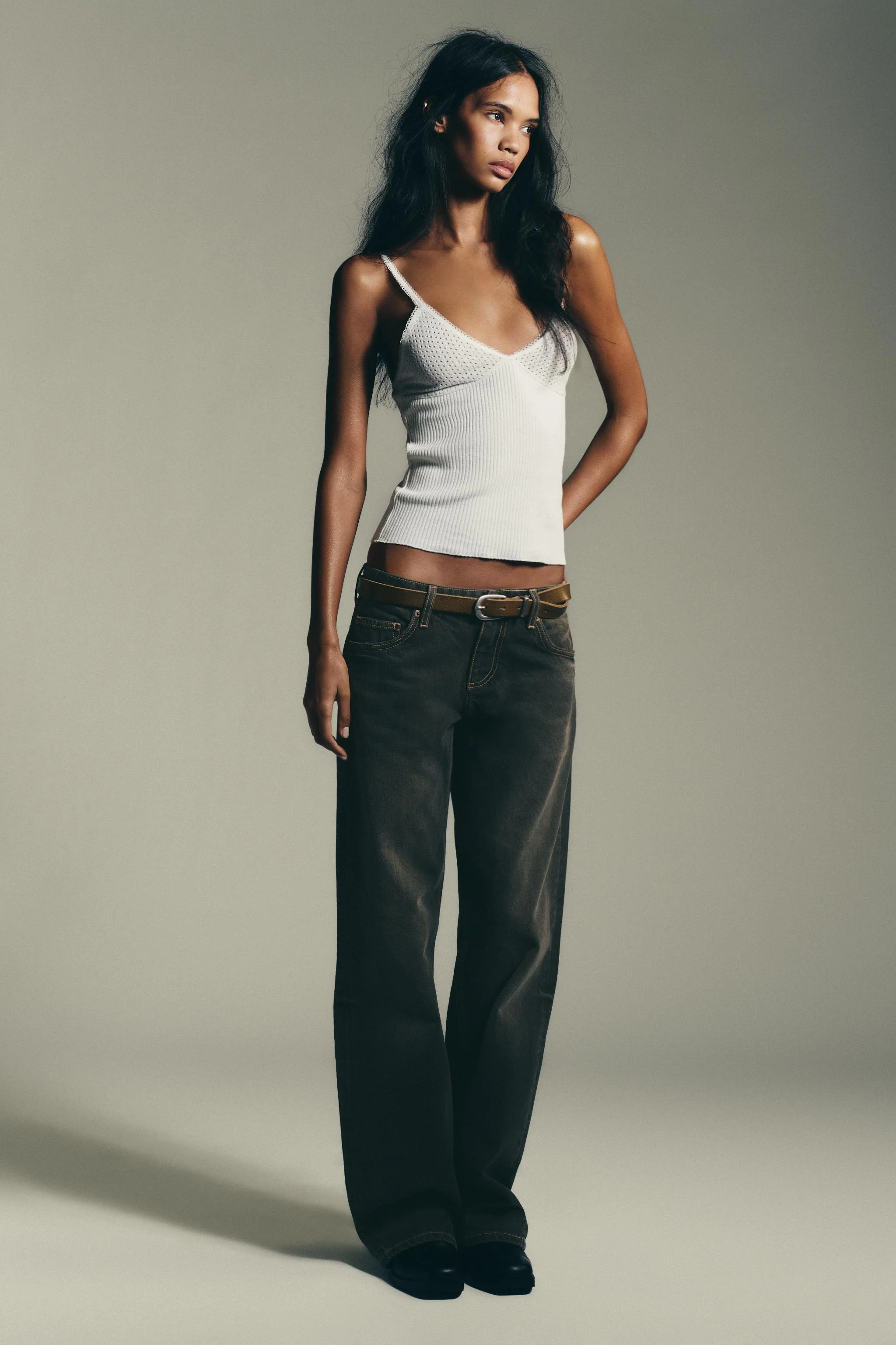 شلوار جین پاچه گشاد با فاق کوتاه شلوار جین پاچه گشاد با فاق کوتاه