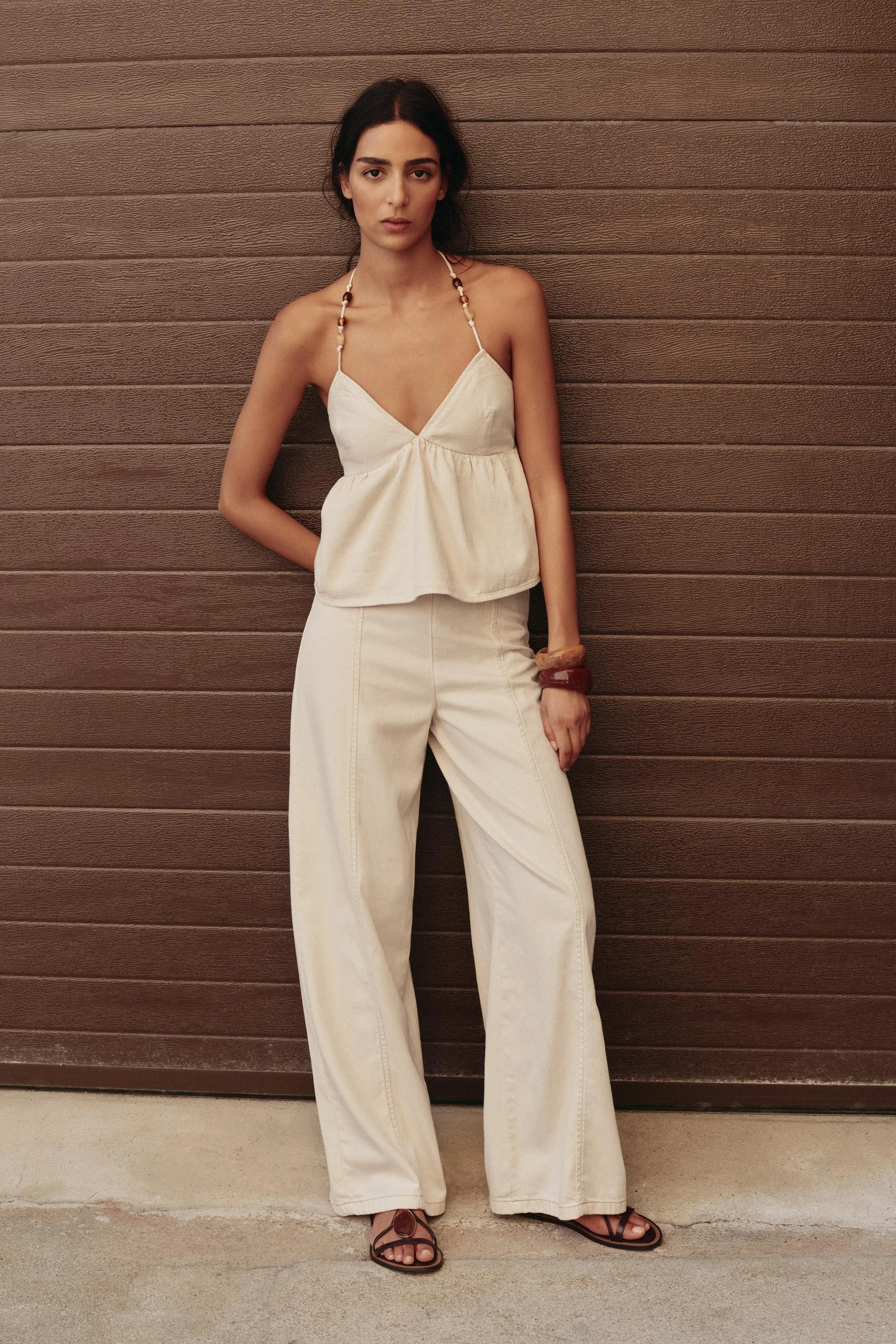 شلوار جین پاچه گشاد مدل Z1975 با کمر بلند و تزیینات مهره‌ای