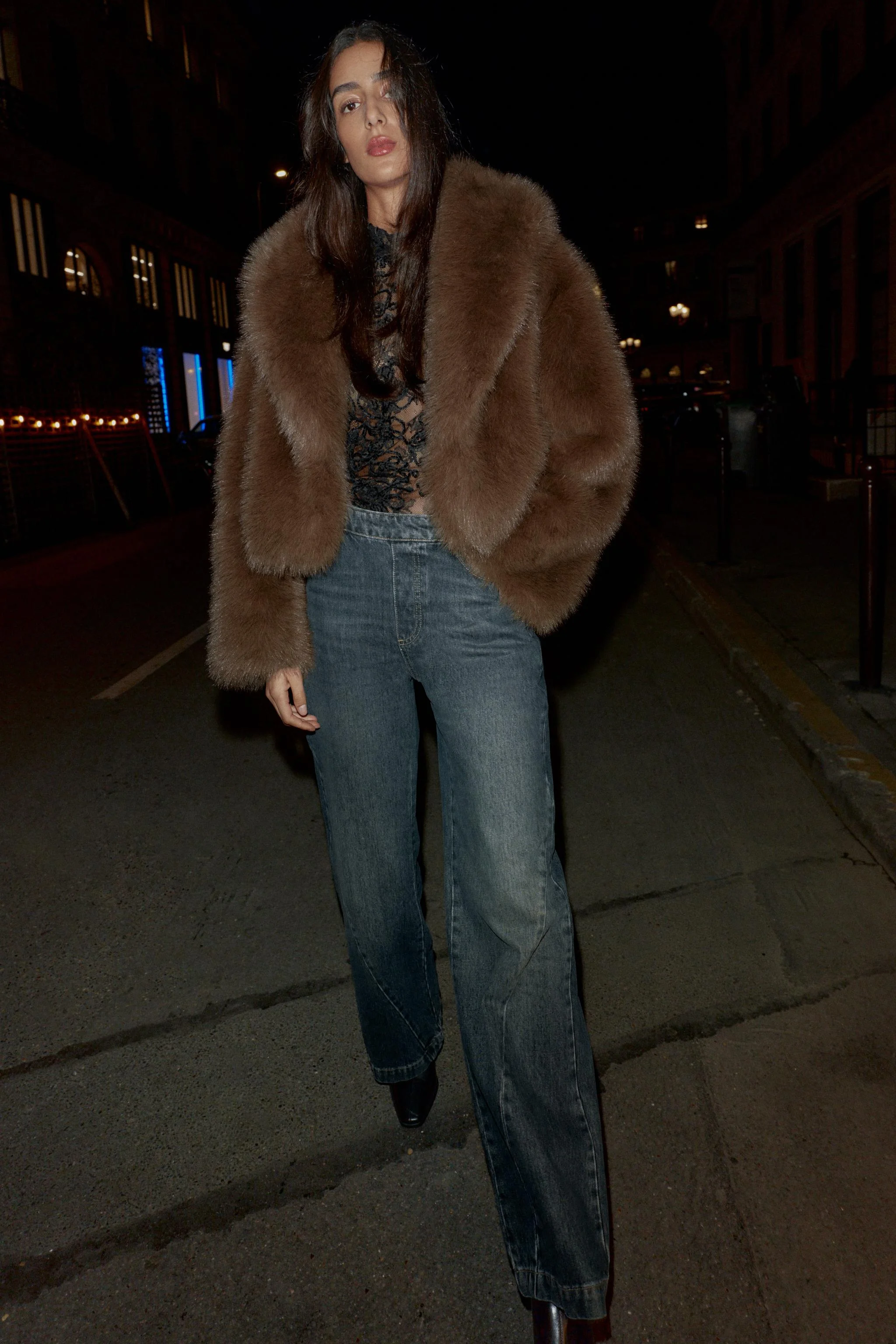 شلوار جین دمپا گشاد با کمر متوسط و دکمه