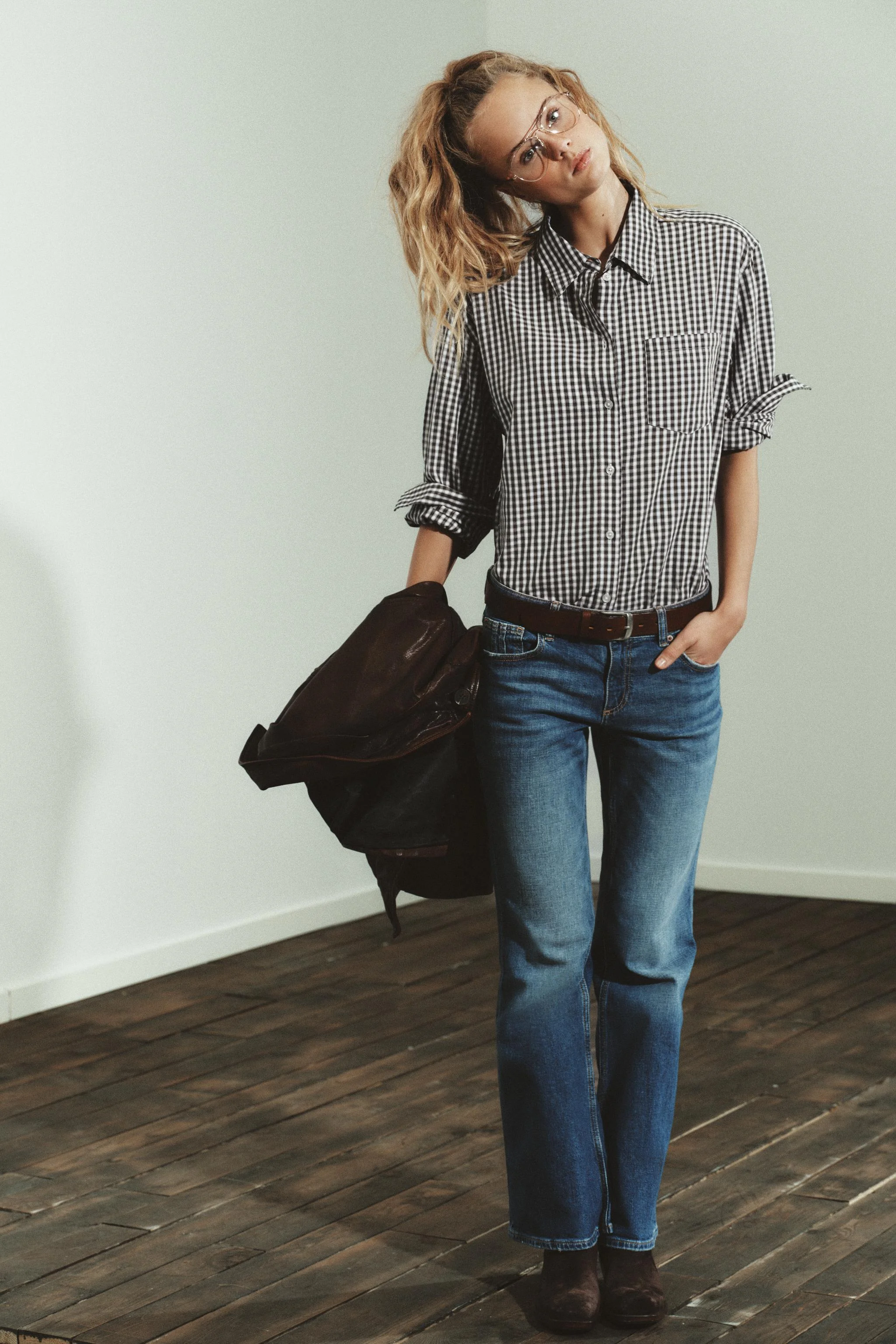 شلوار جین بوت‌کات فاق کوتاه با جیب