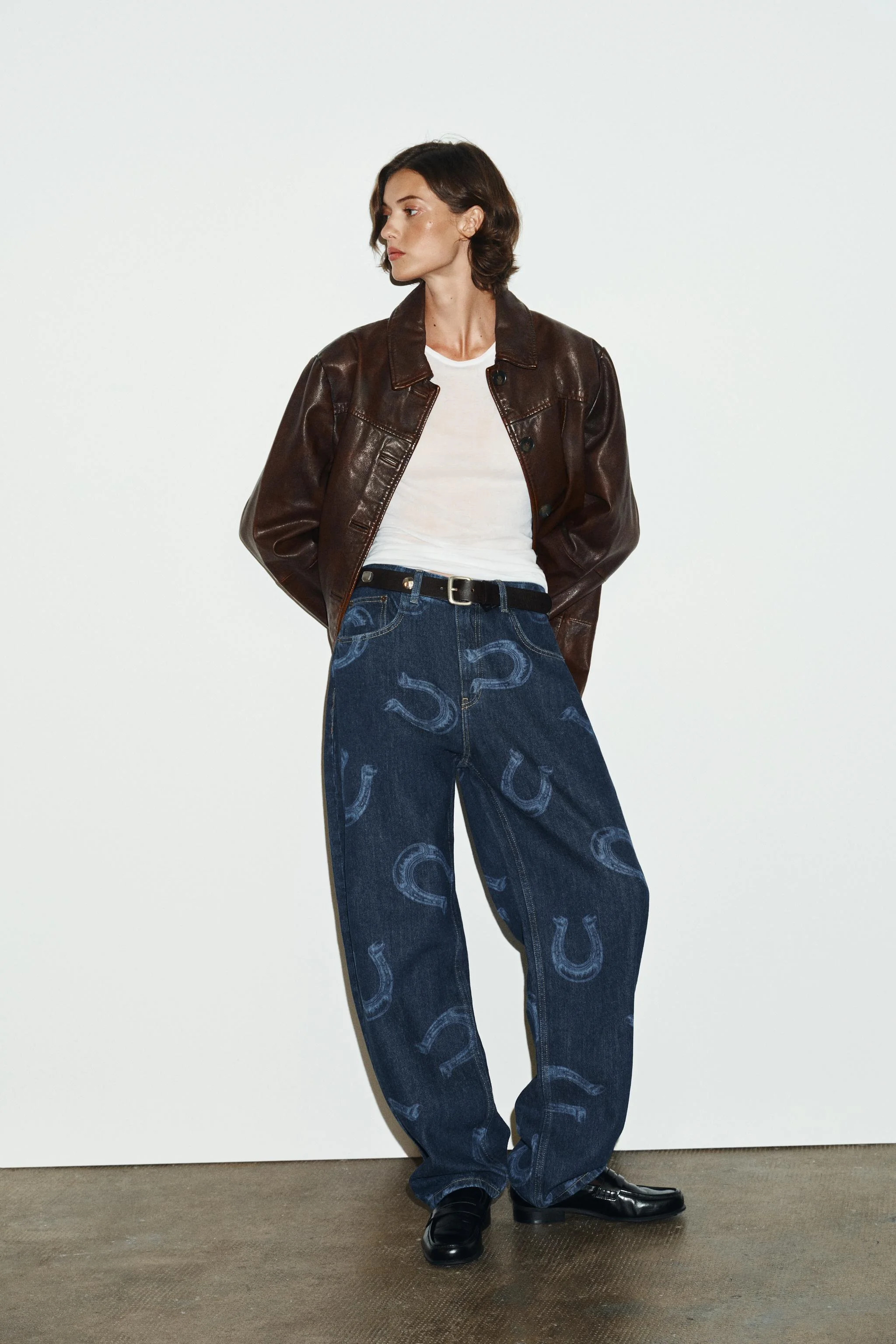 شلوار جین بشکه ای TRF با کمر بلند و جزئیات نعل اسبی