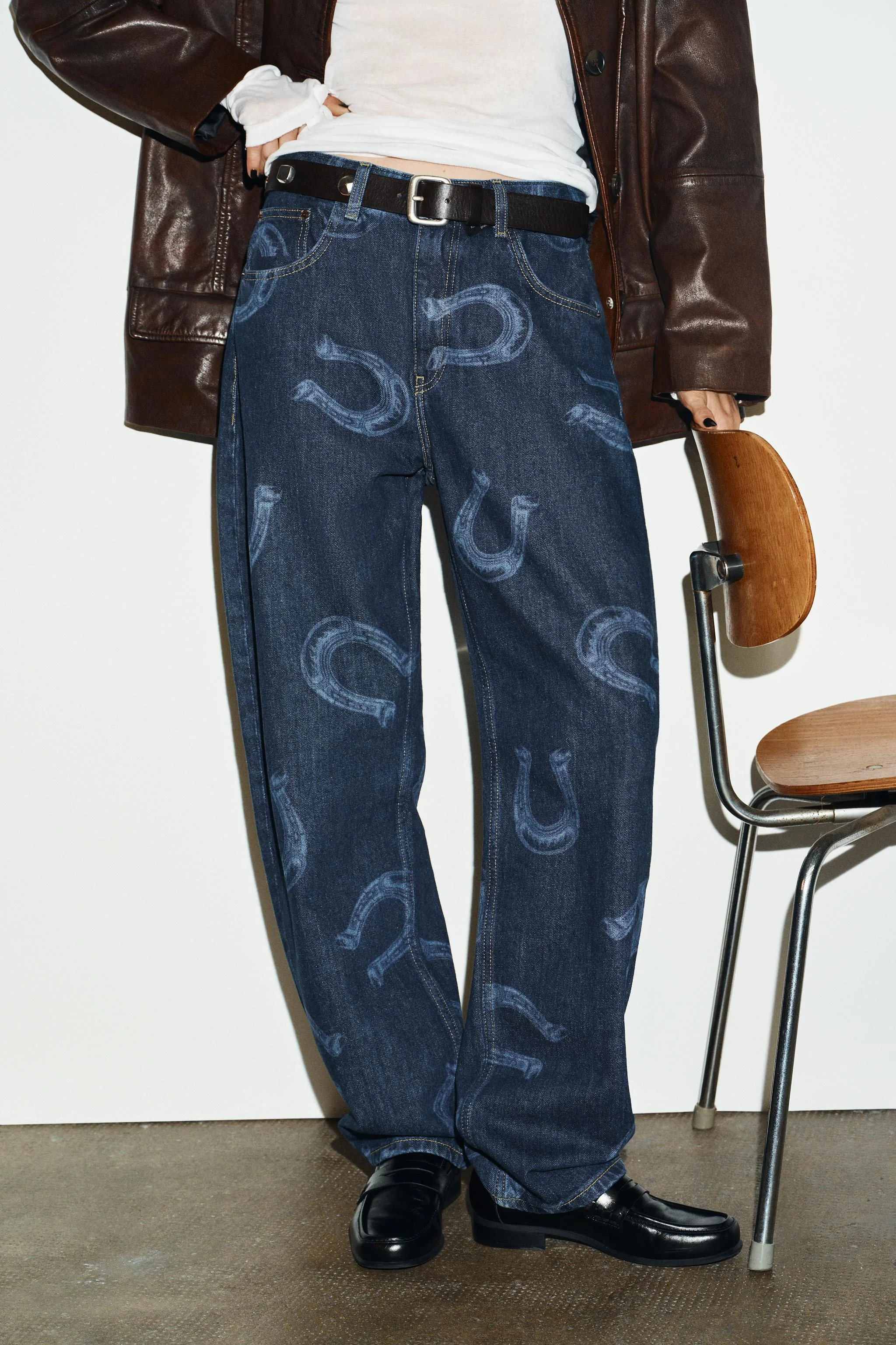 شلوار جین بشکه ای TRF با کمر بلند و جزئیات نعل اسبی