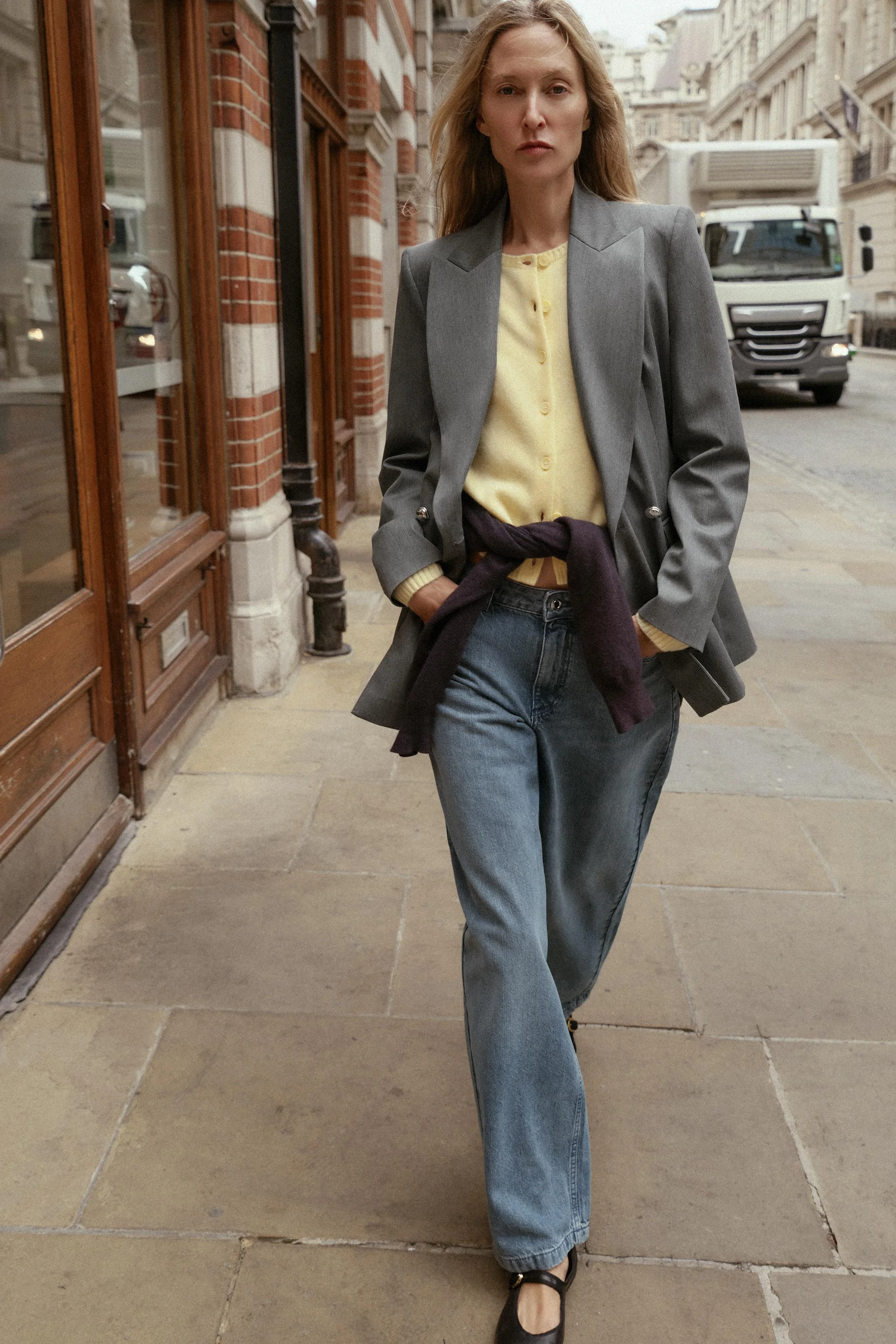 شلوار جین مدل بشکه ای با فاق متوسط