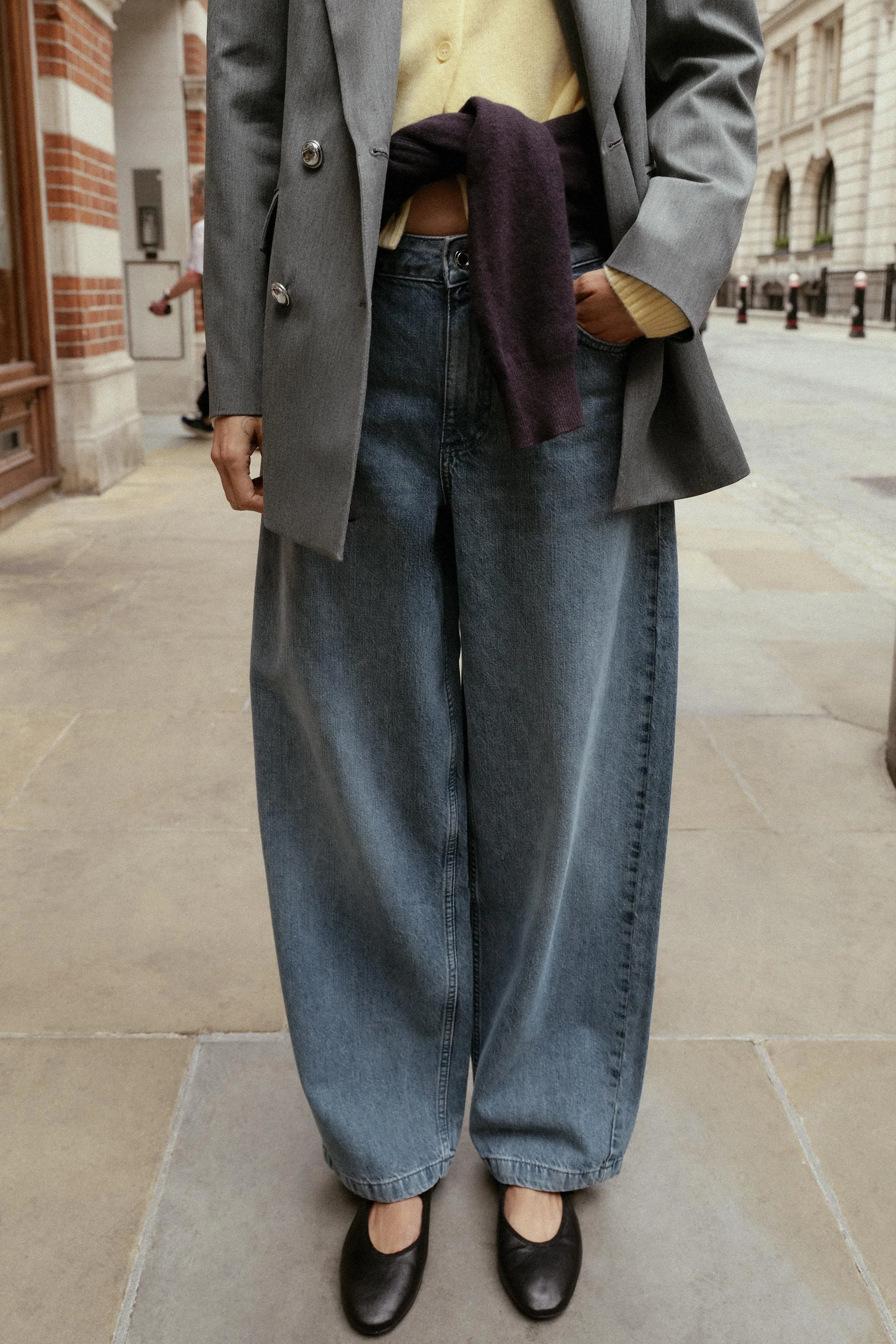 شلوار جین مدل بشکه ای با فاق متوسط