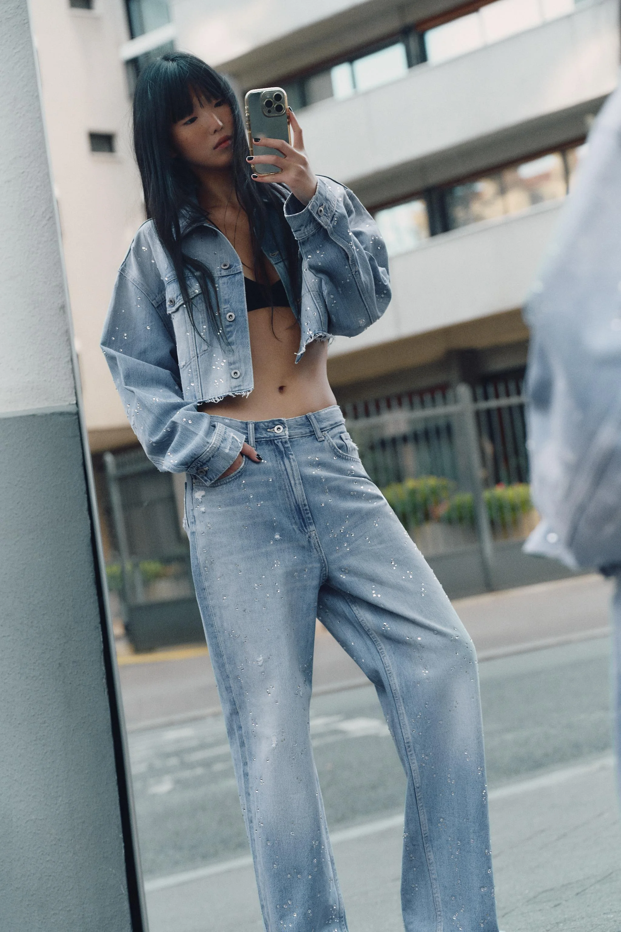 شلوار جین راسته با کمر بلند و تزیینات نگین