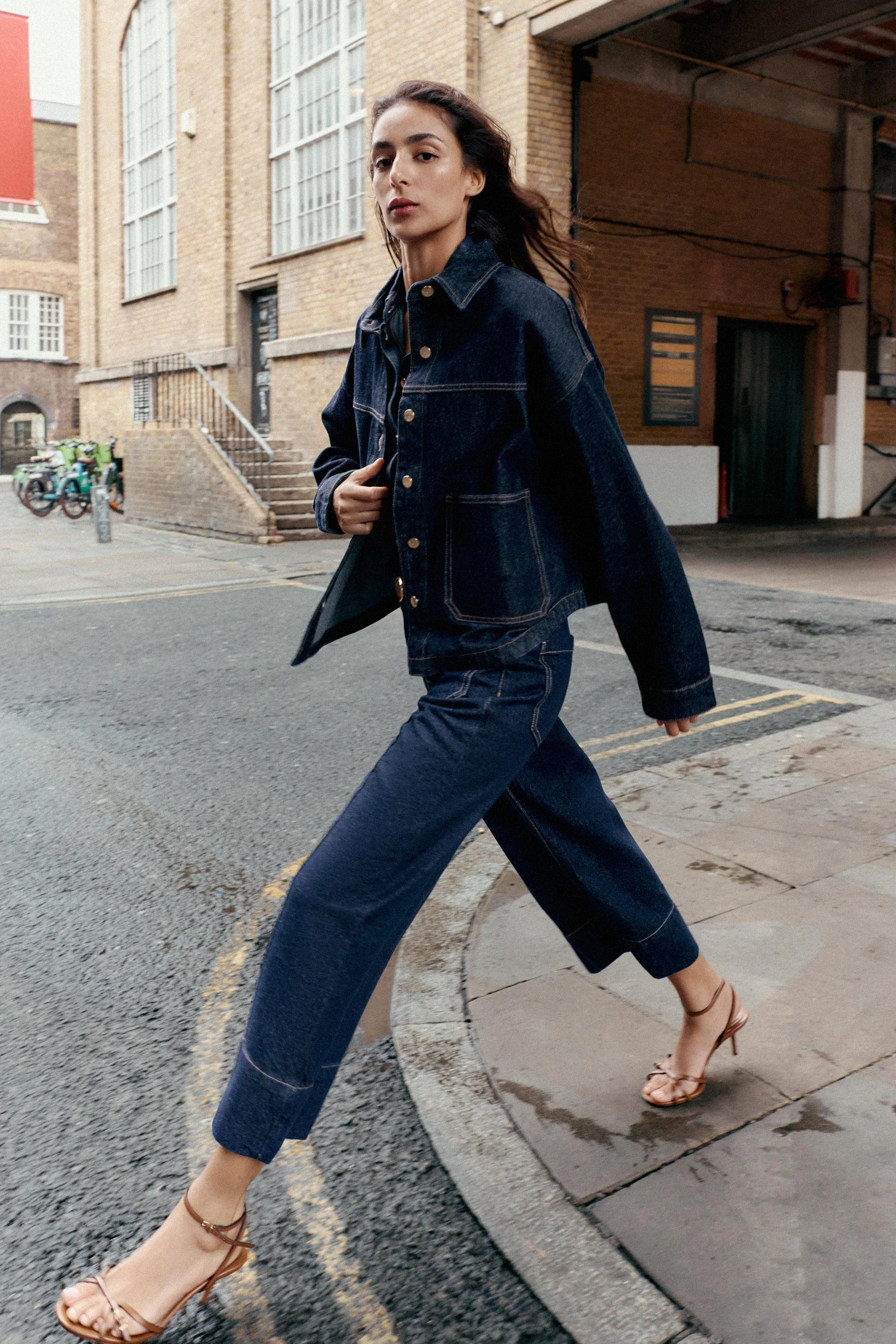 شلوار جین پاچه گشاد و قد نود با کمر بلند و کمربند