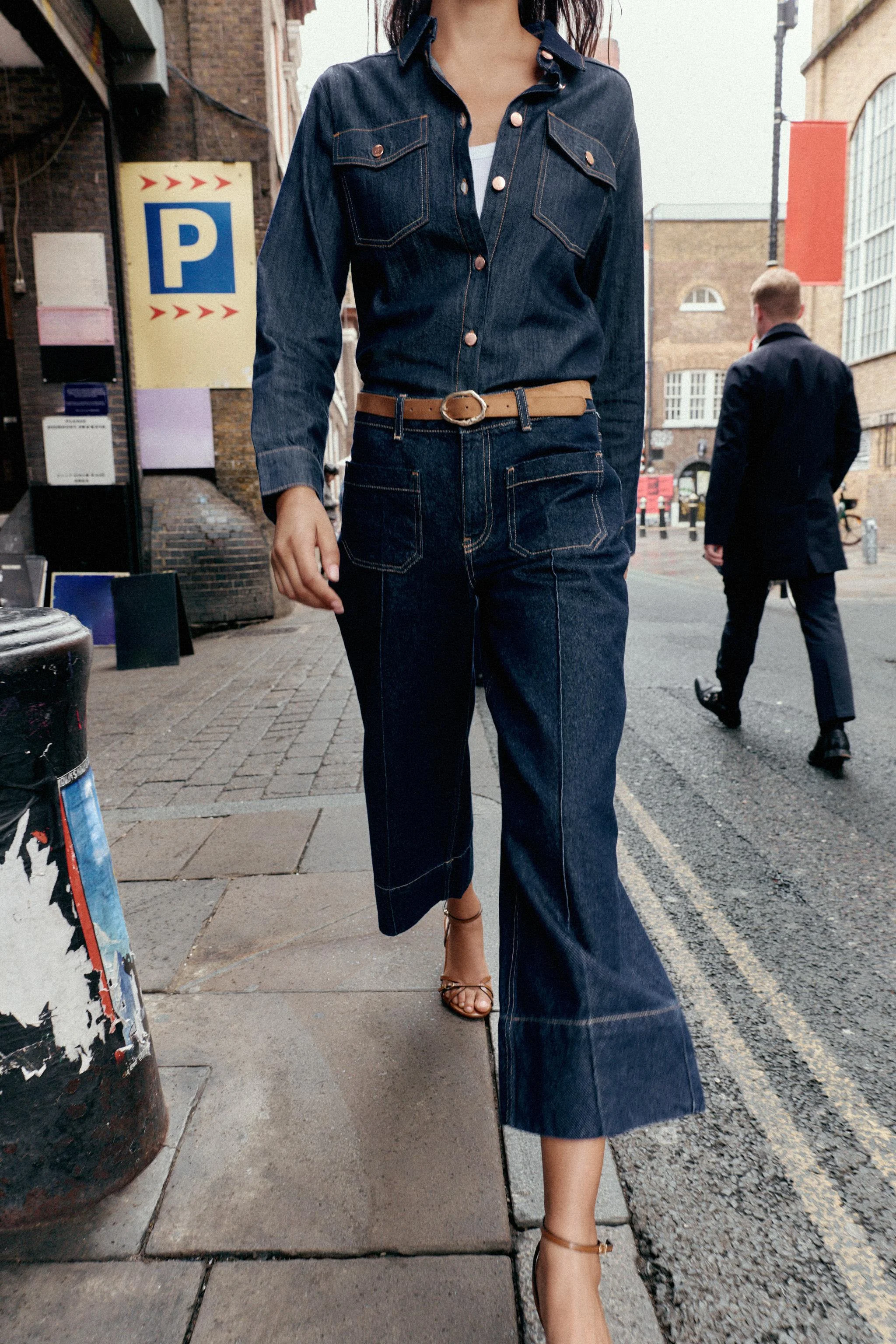 شلوار جین پاچه گشاد و قد نود با کمر بلند و کمربند