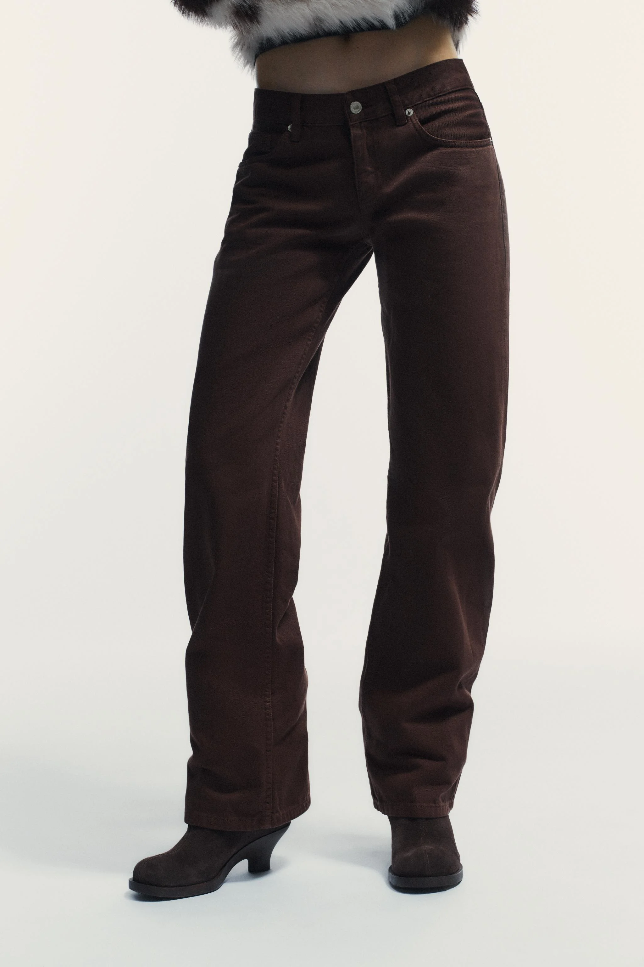 شلوار جین پاچه گشاد با کمر فاق کوتاه شلوار جین پاچه گشاد با کمر فاق کوتاه