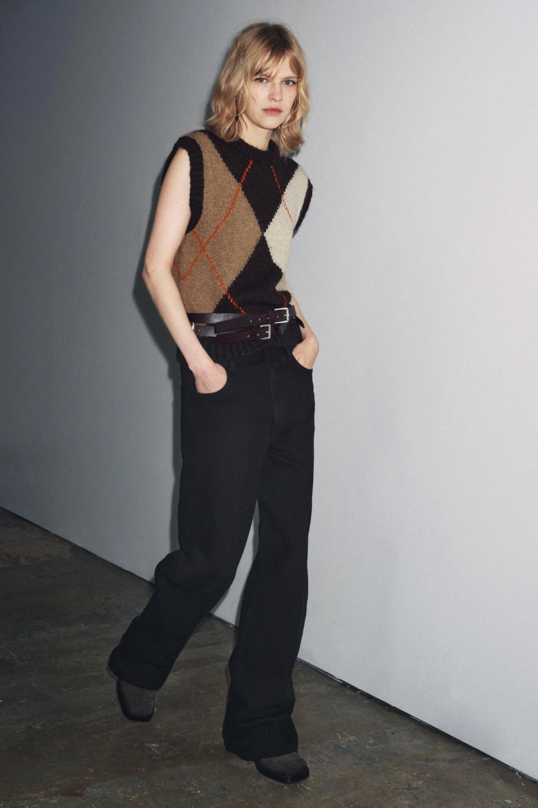 شلوار جین زنانه ZW COLLECTION با کمر متوسط و حلقه کمربند. دارای جیب های جلو و پشت. دارای جزئیات چین های پرسی در جلو. دارای زیپ، دکمه و قلاب فلزی در جلو.