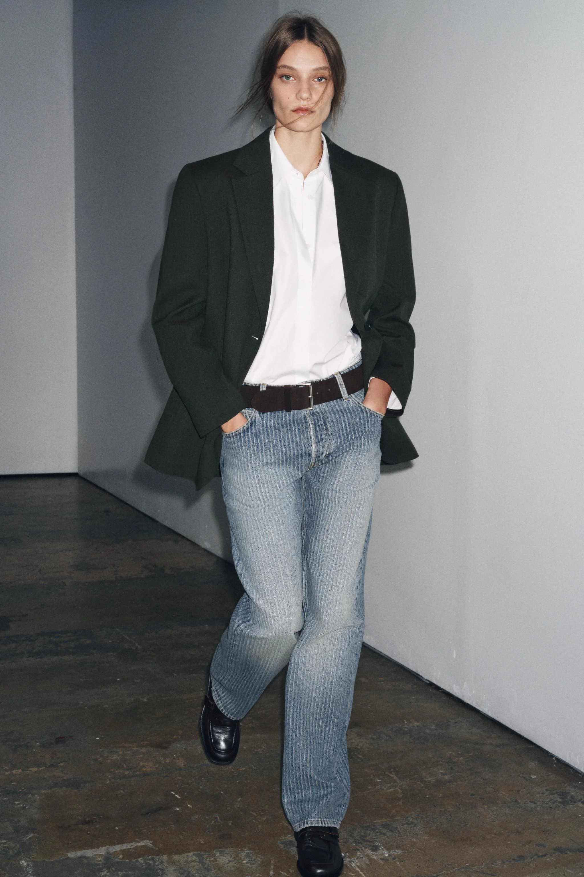 شلوار جین زنانه مدل راسته راه راه با فاق متوسط شلوار جین زنانه مدل راسته راه راه با فاق متوسط