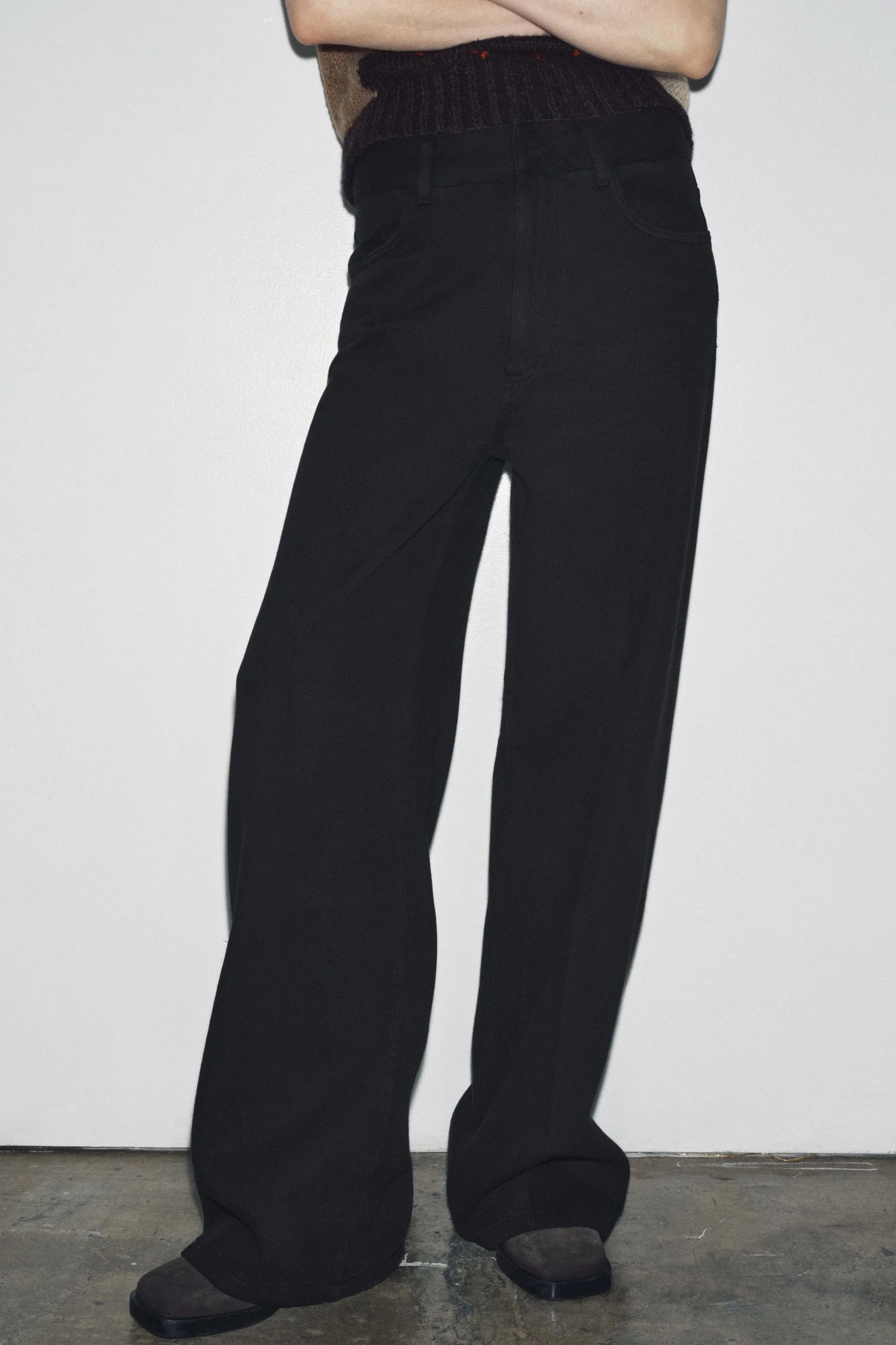 شلوار جین زنانه ZW COLLECTION با کمر متوسط و حلقه کمربند. دارای جیب های جلو و پشت. دارای جزئیات چین های پرسی در جلو. دارای زیپ، دکمه و قلاب فلزی در جلو. شلوار جین زنانه ZW COLLECTION با کمر متوسط و حلقه کمربند. دارای جیب های جلو و پشت. دارای جزئیات چین های پرسی در جلو. دارای زیپ، دکمه و قلاب فلزی در جلو.