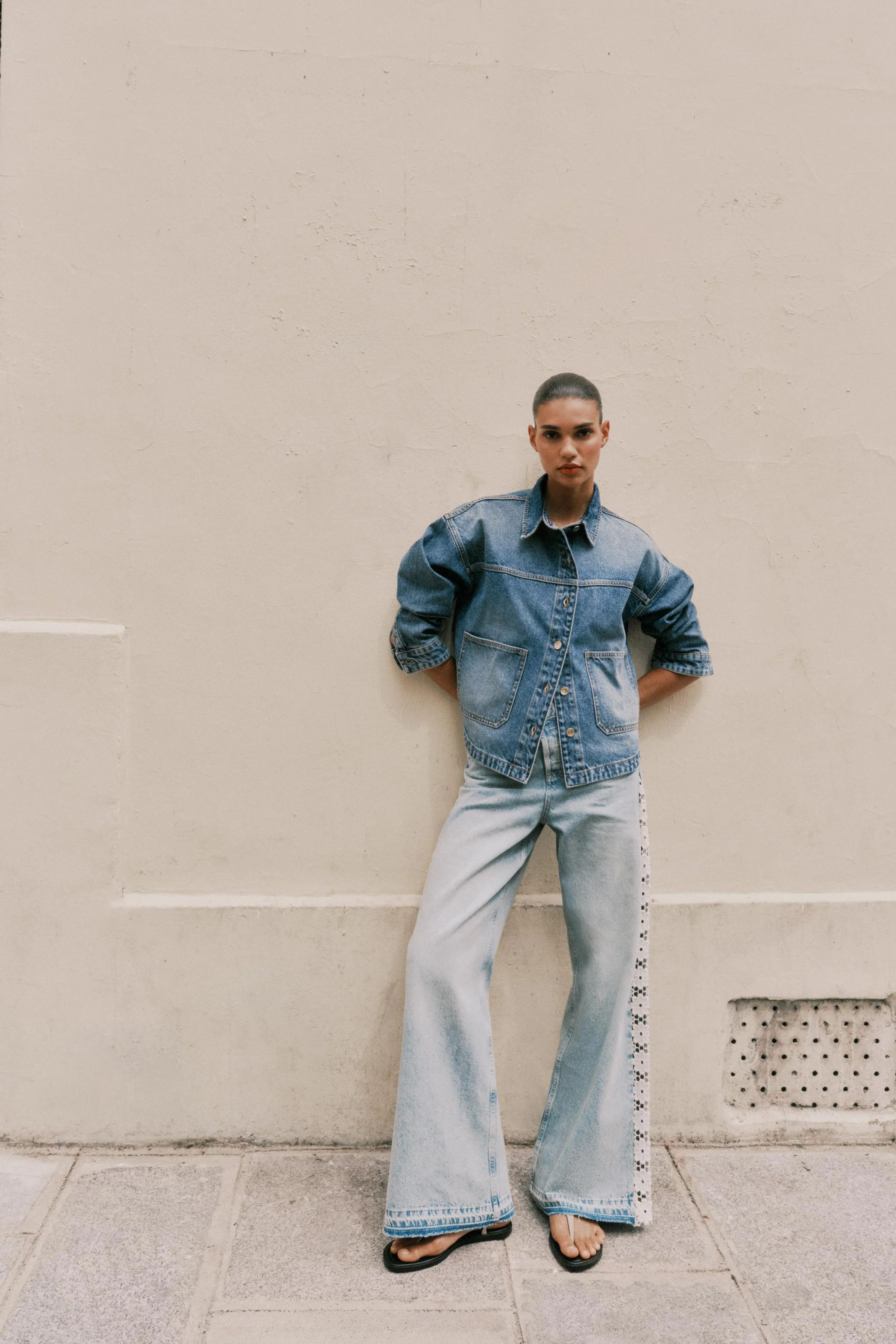 شلوار جین پاچه گشاد و کمر بلند مدل Z1975 با تزیینات قلاب بافی