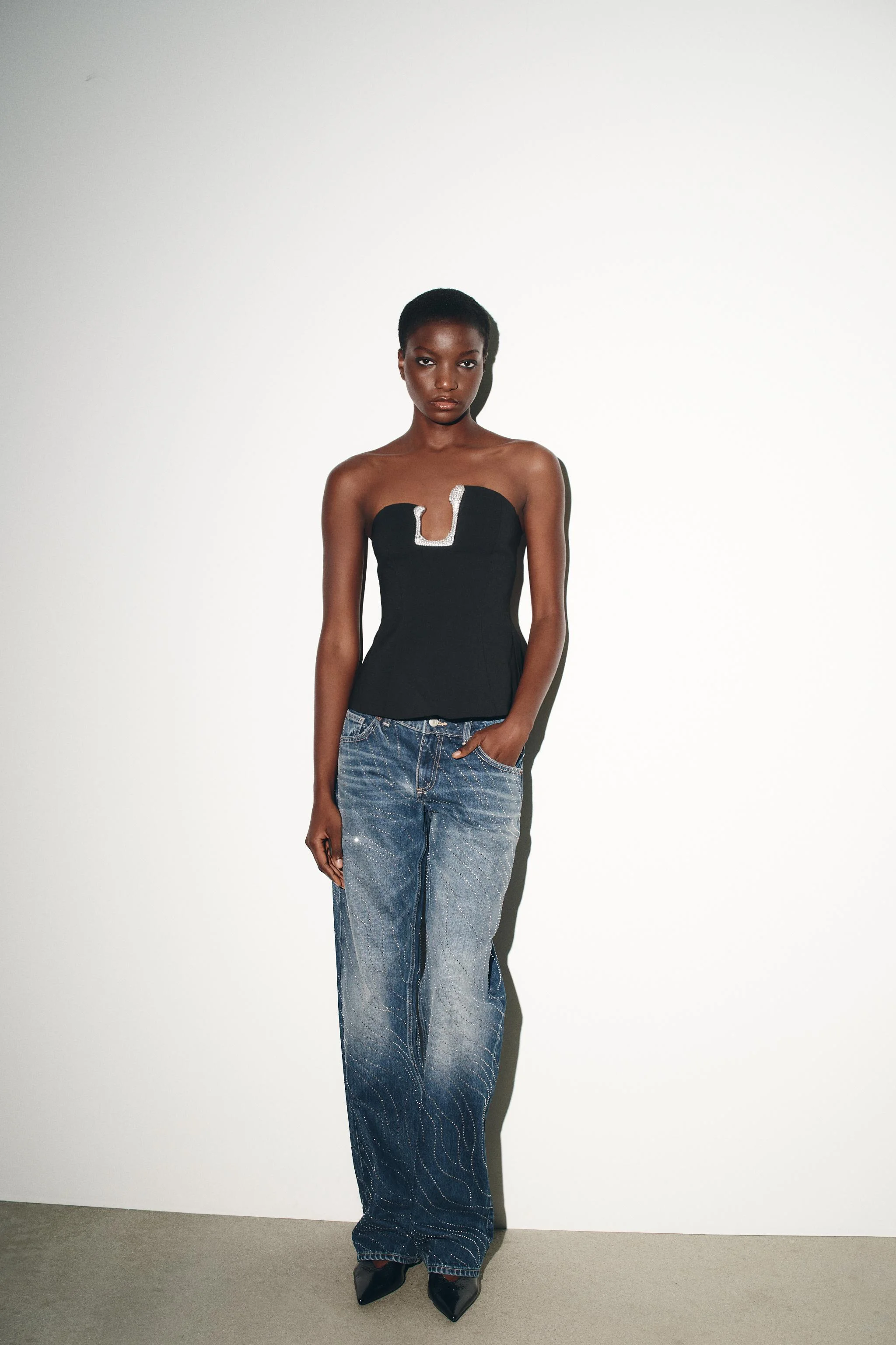 شلوار جین راسته پا گشاد نگین دار با کمر کوتاه