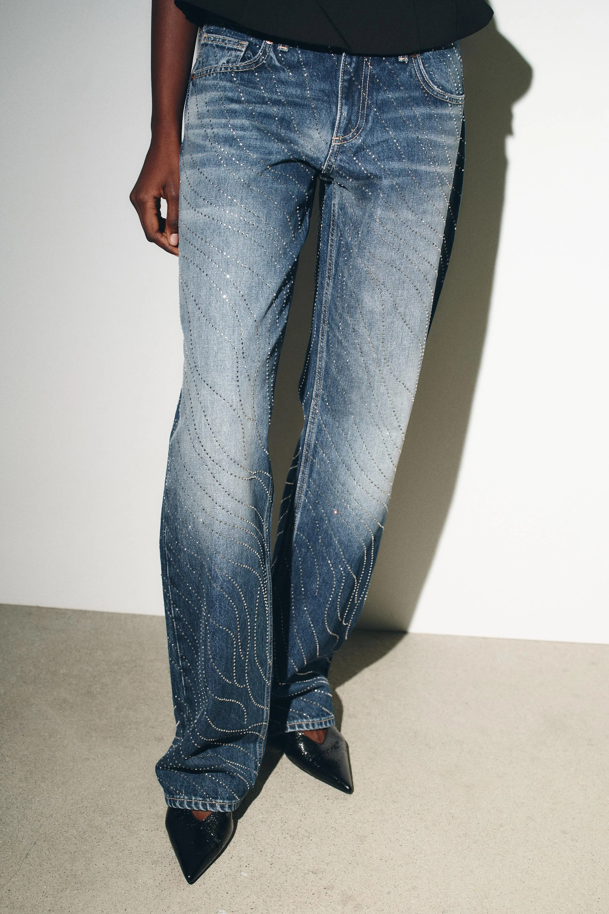 شلوار جین راسته پا گشاد نگین دار با کمر کوتاه