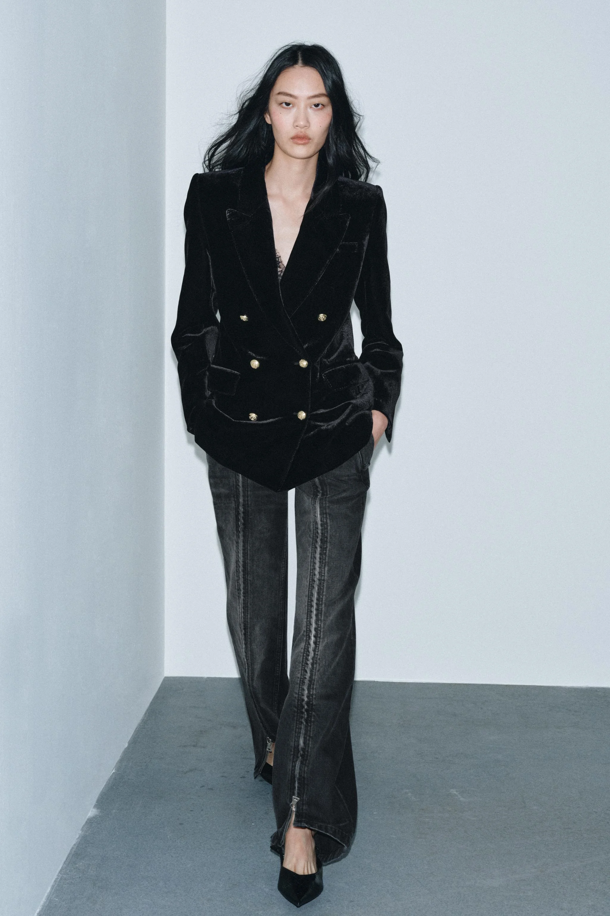 شلوار جین پاچه گشاد و کمر متوسط زیپ دار ZW COLLECTION