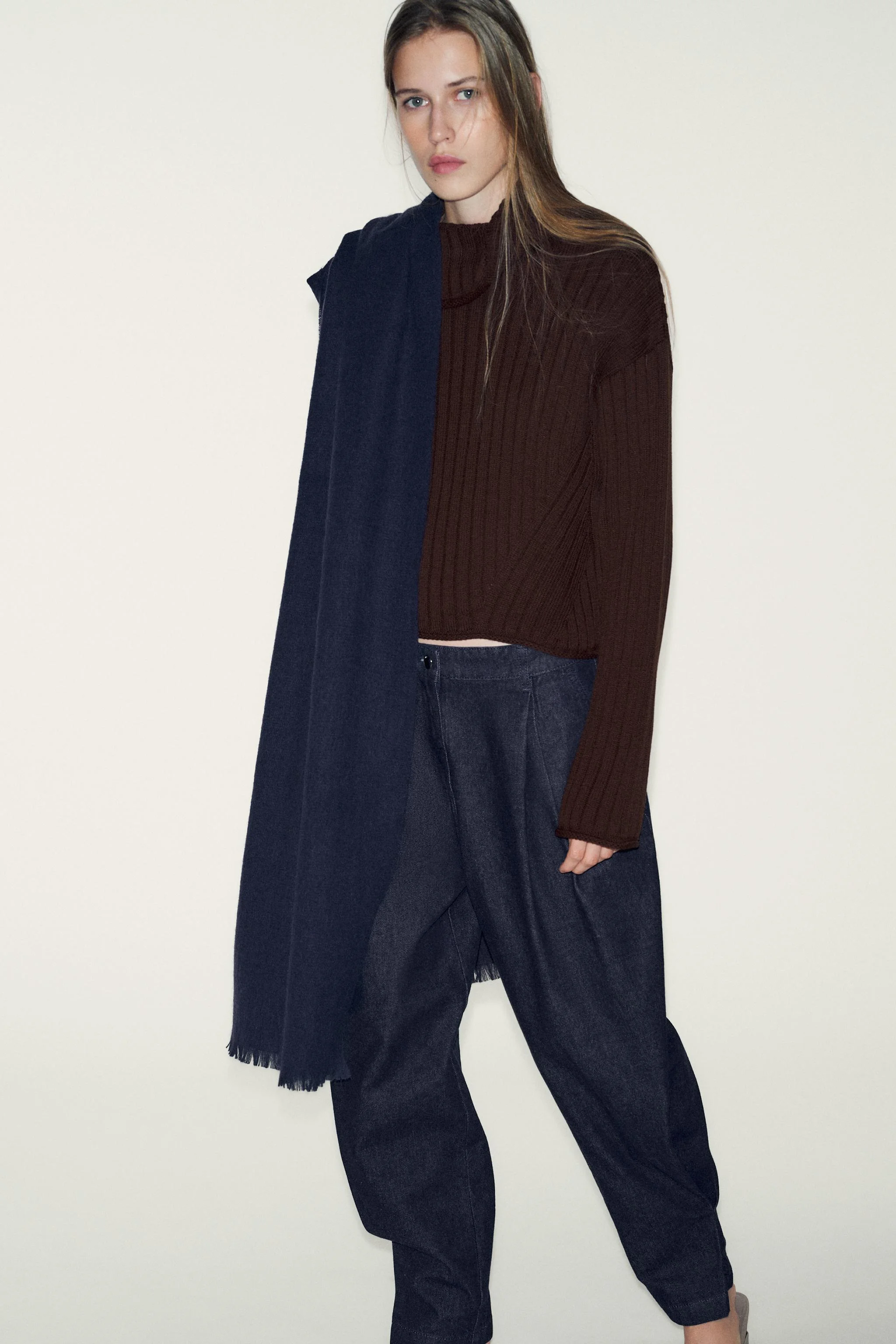 شلوار با پلیسه و جزئیات لبه