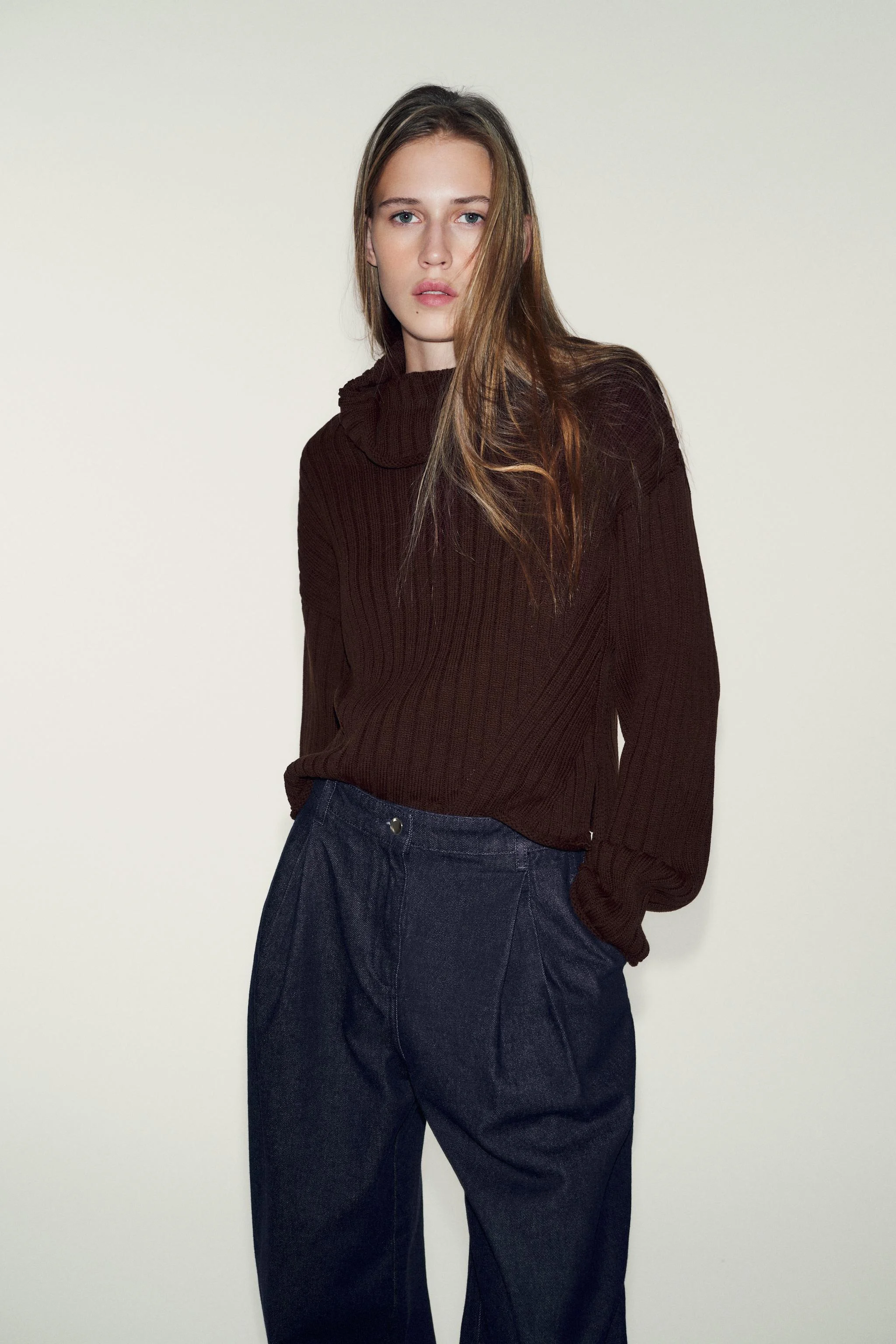 شلوار با پلیسه و جزئیات لبه