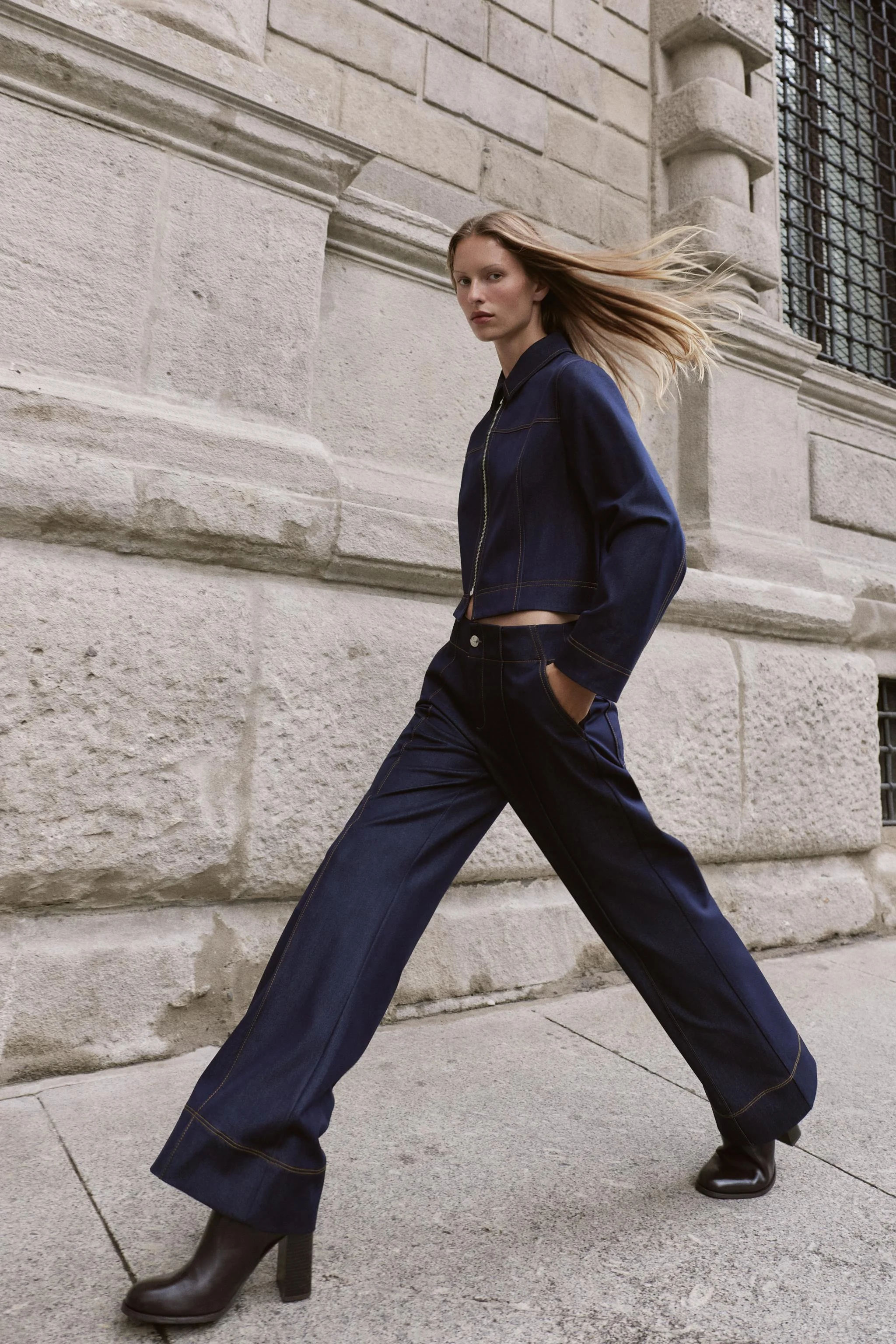 شلوار دمپا گشاد با دوخت تزئینی متضاد شلوار دمپا گشاد با دوخت تزئینی متضاد