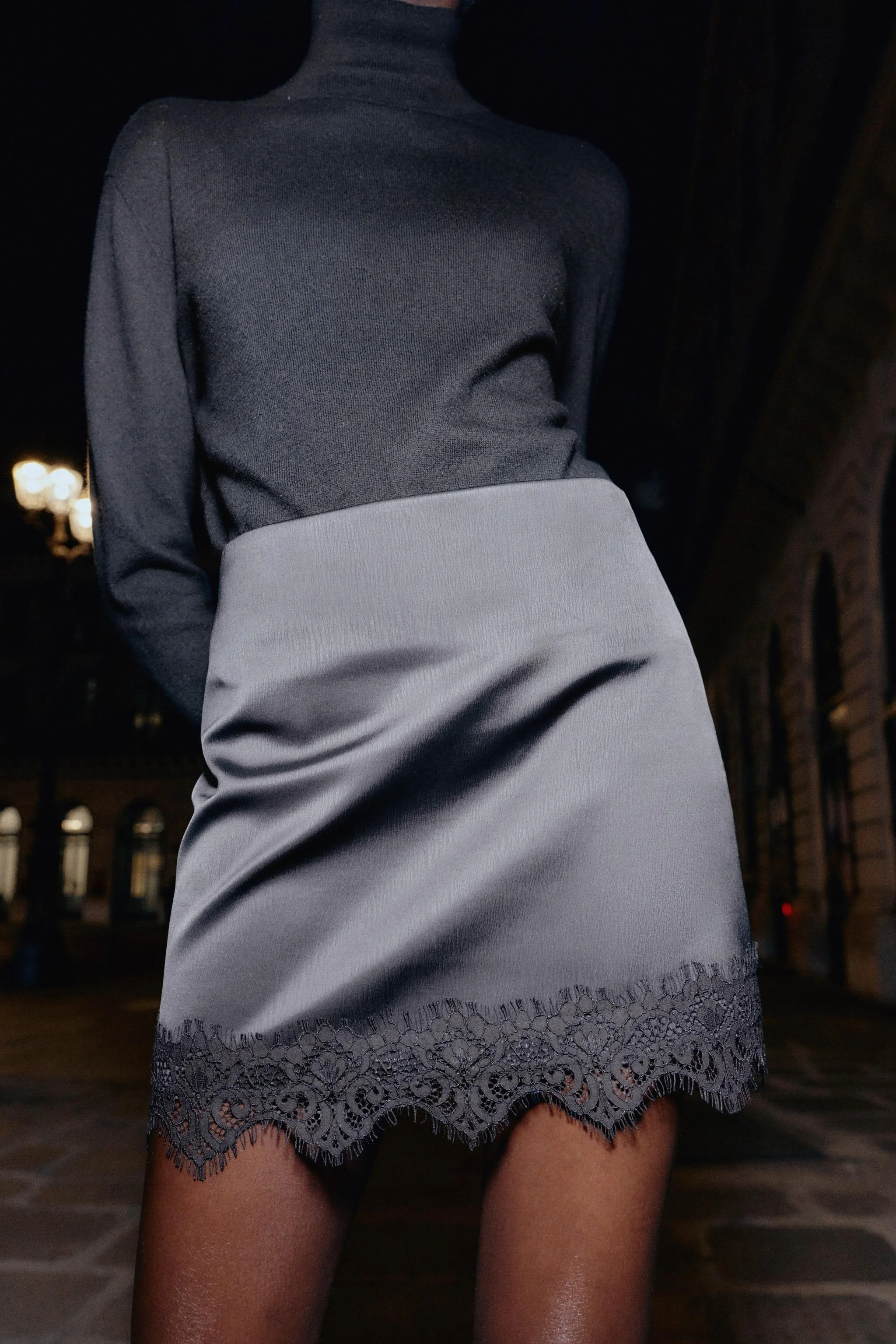 دامن شلواری کوتاه با کمر بلند، تهیه شده از پارچه ساتن با حاشیه گیپور. دارای آستر داخلی و زیپ مخفی در پهلو. دامن شلواری کوتاه با کمر بلند، تهیه شده از پارچه ساتن با حاشیه گیپور. دارای آستر داخلی و زیپ مخفی در پهلو.