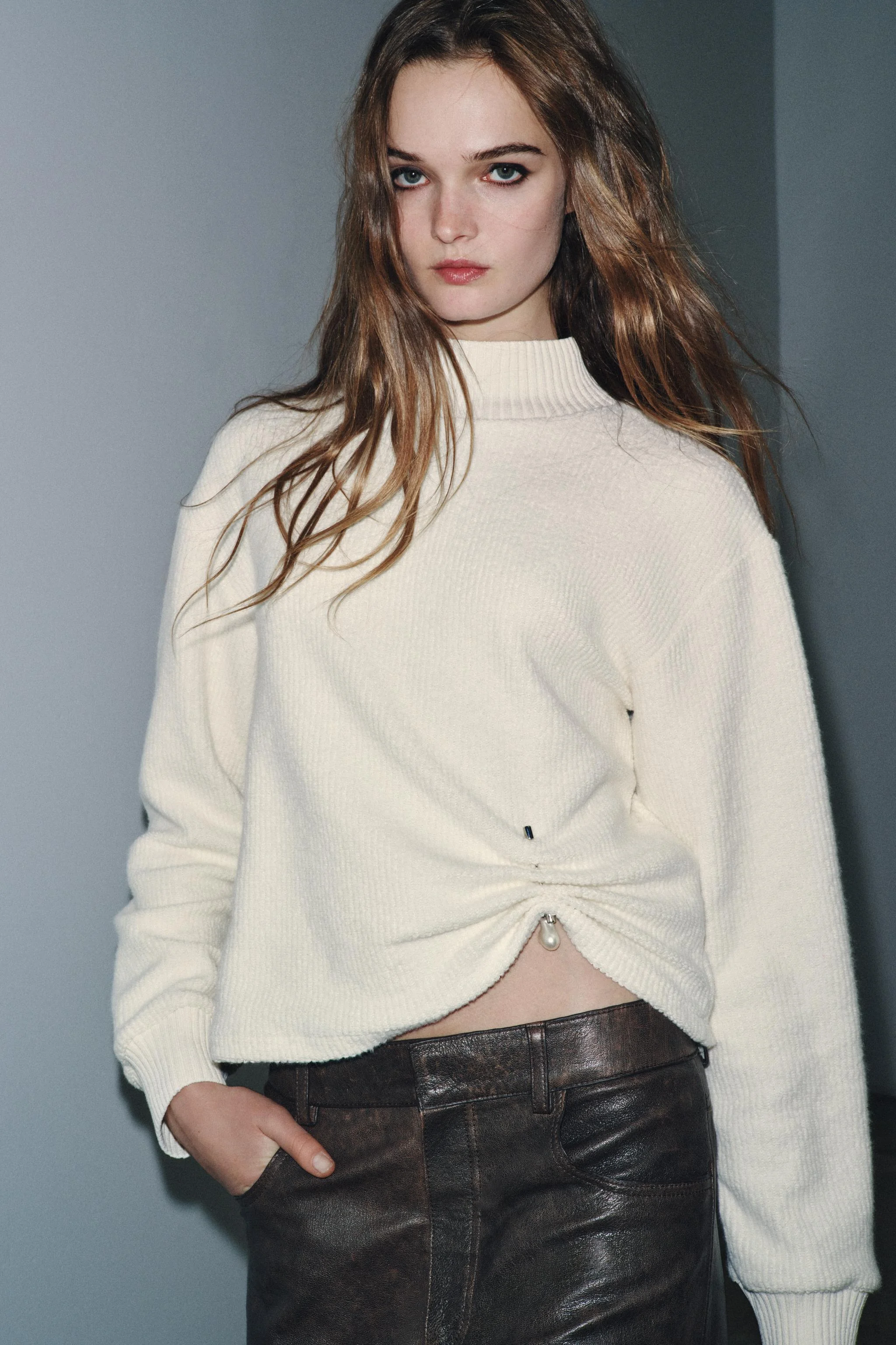 سویشرت یقه گرد با سنجاق سینه تزیینی سویشرت یقه گرد با سنجاق سینه تزیینی