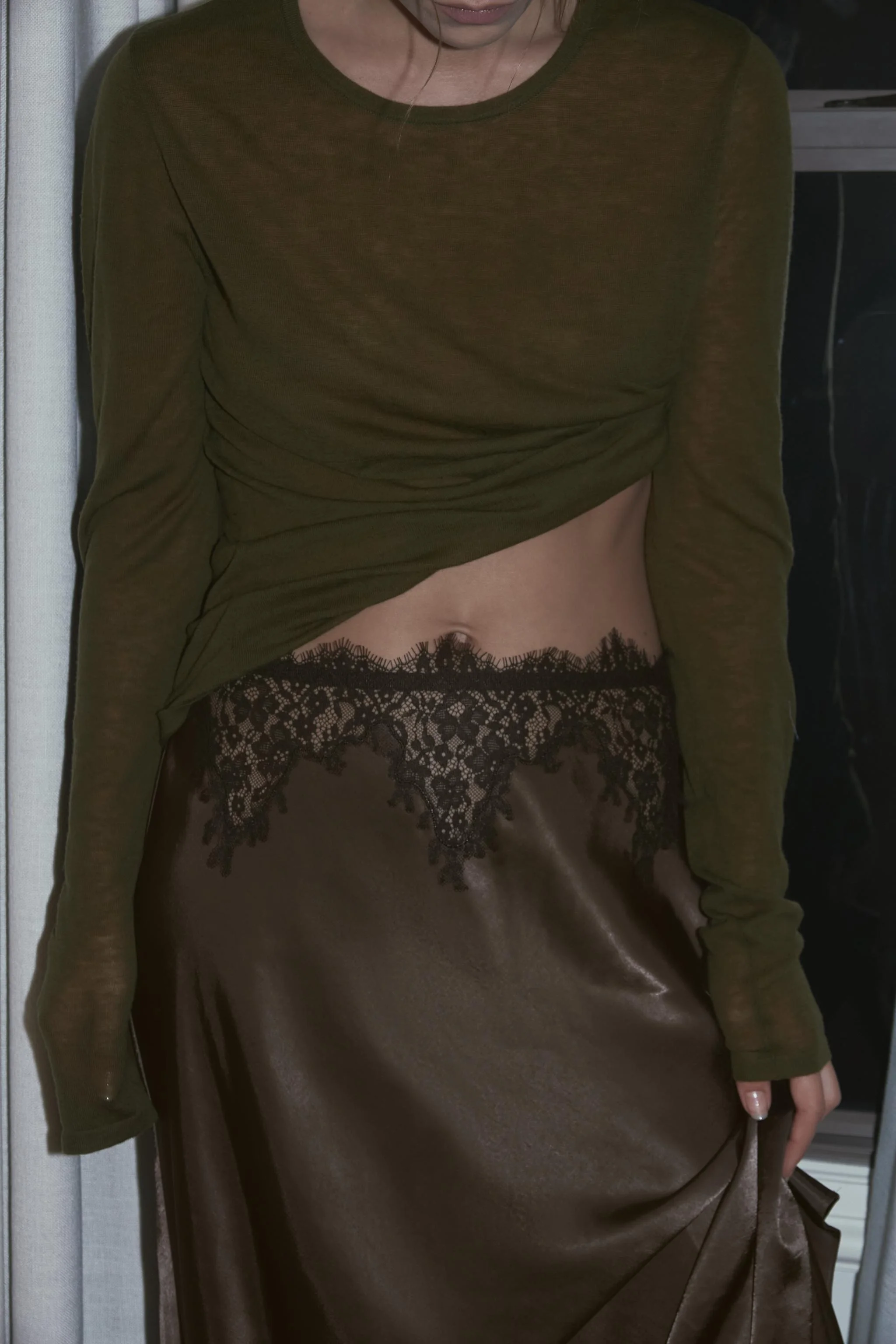 دامن ساتن با تزیین توری دامن ساتن با تزیین توری