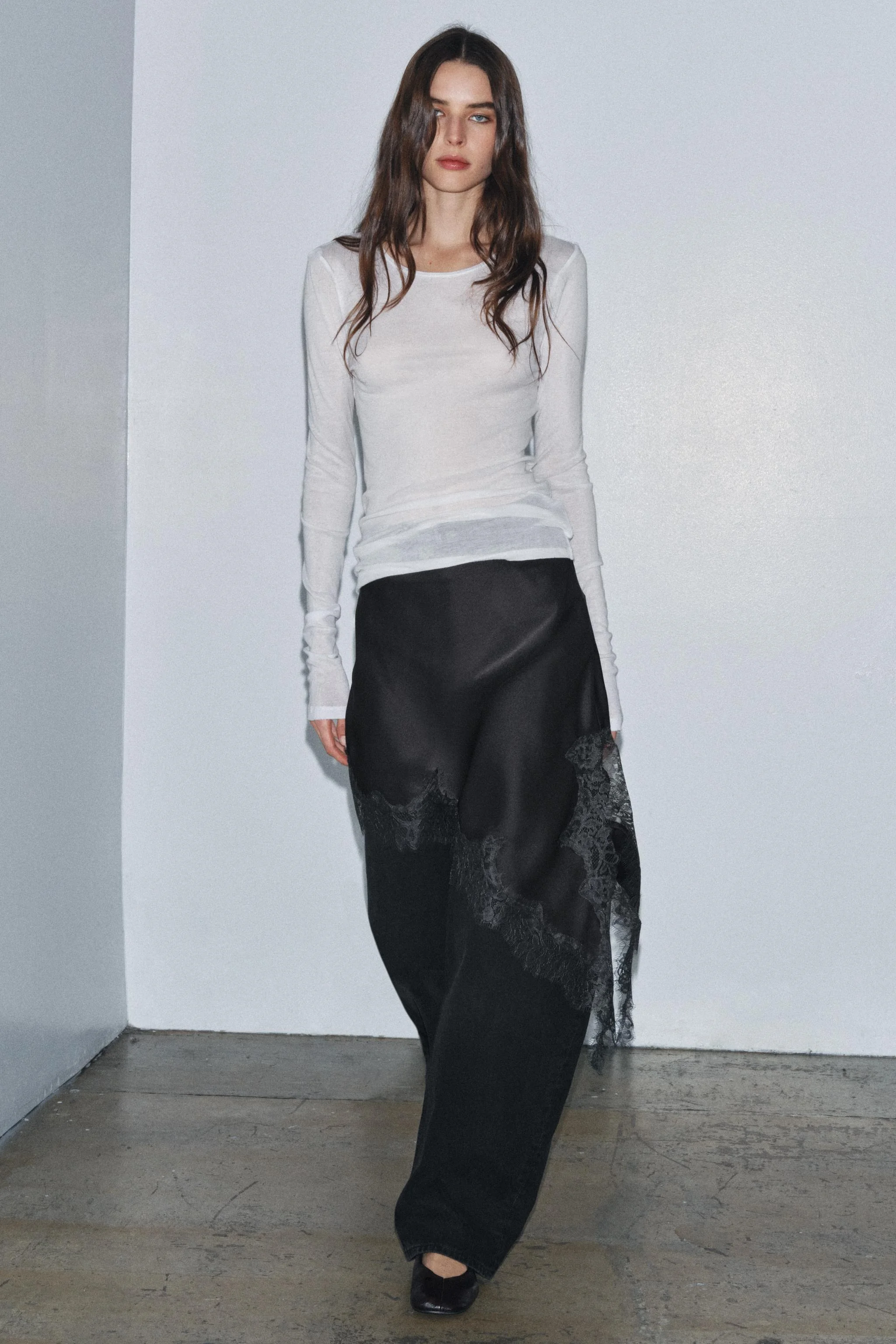 دامن کوتاه زنانه ZW COLLECTION از جنس ساتن و گیپور دامن کوتاه زنانه ZW COLLECTION از جنس ساتن و گیپور