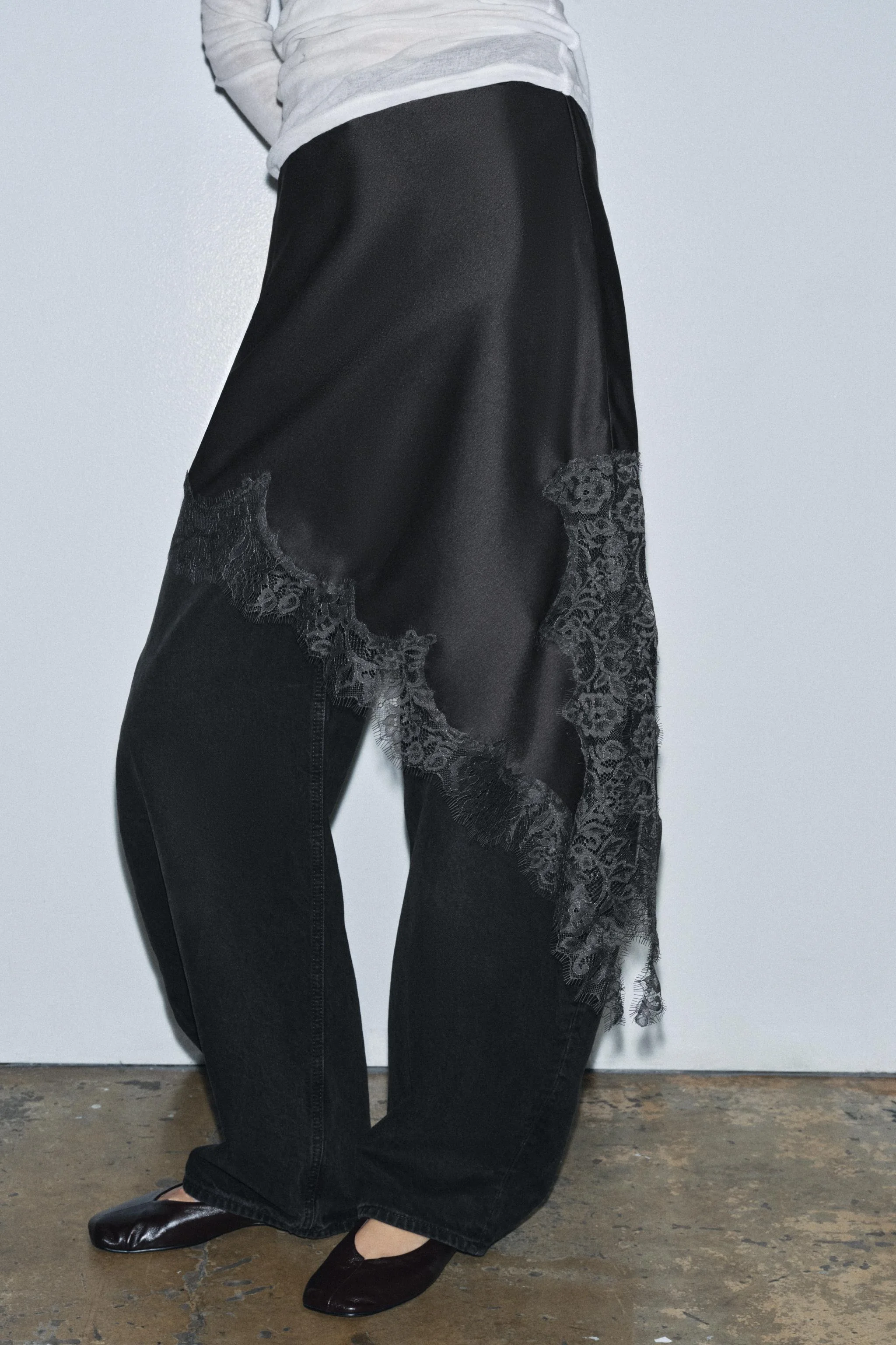 دامن کوتاه زنانه ZW COLLECTION از جنس ساتن و گیپور دامن کوتاه زنانه ZW COLLECTION از جنس ساتن و گیپور