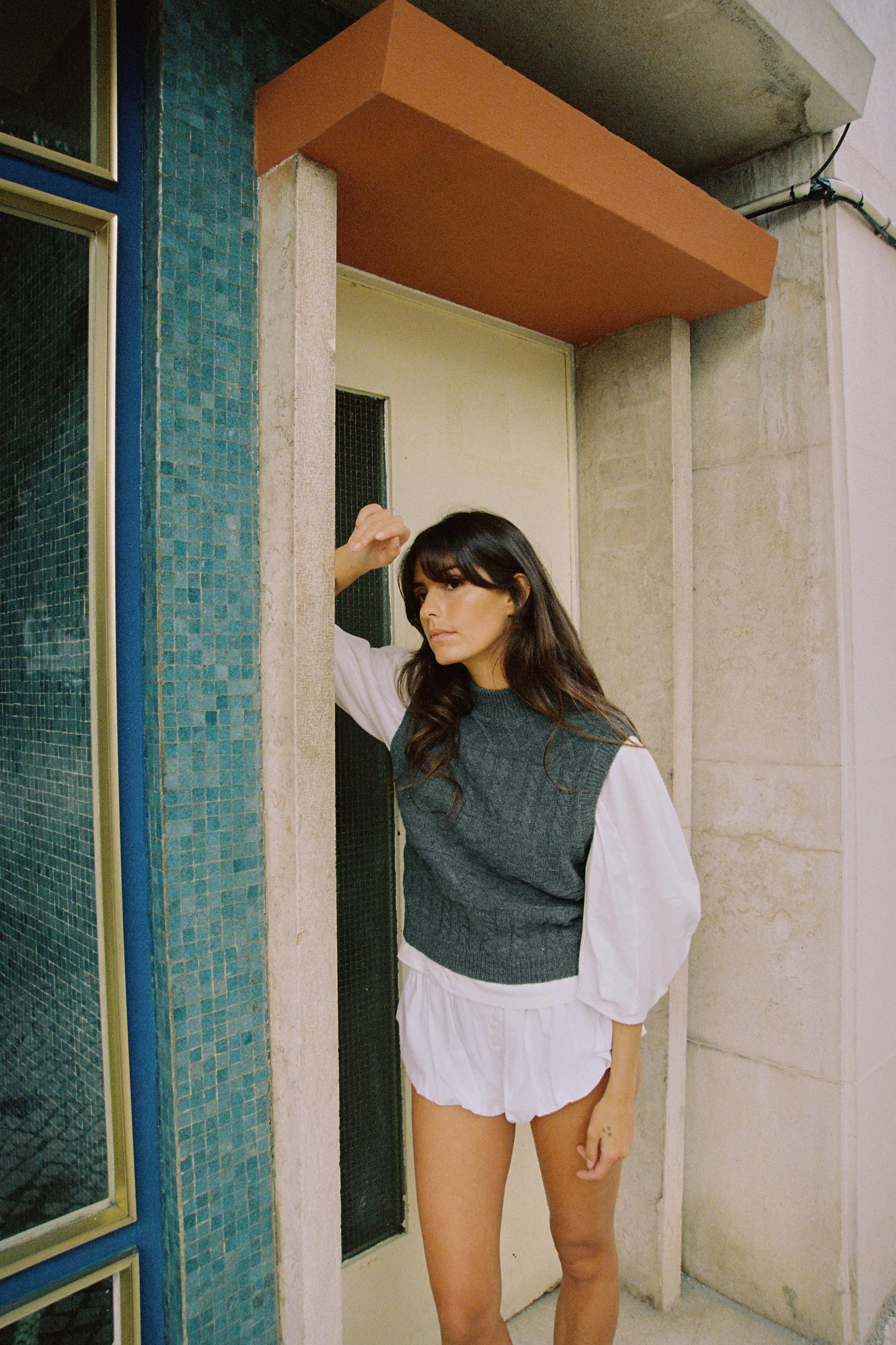 تی شرت یقه گرد با جلیقه طرح دار تی شرت یقه گرد با جلیقه طرح دار