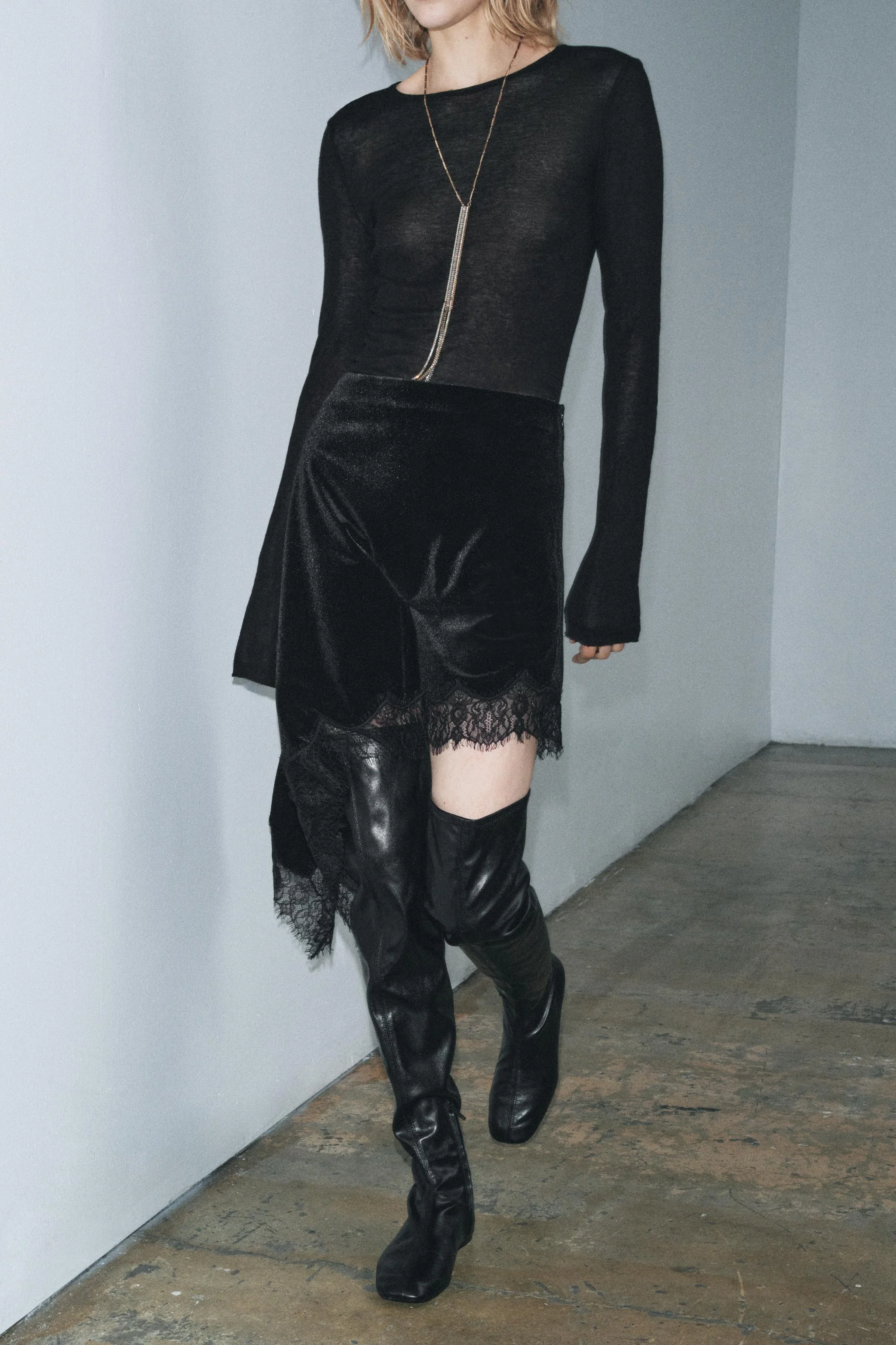 دامن کوتاه مخمل گیپور نامتقارن ZW COLLECTION دامن کوتاه مخمل گیپور نامتقارن ZW COLLECTION