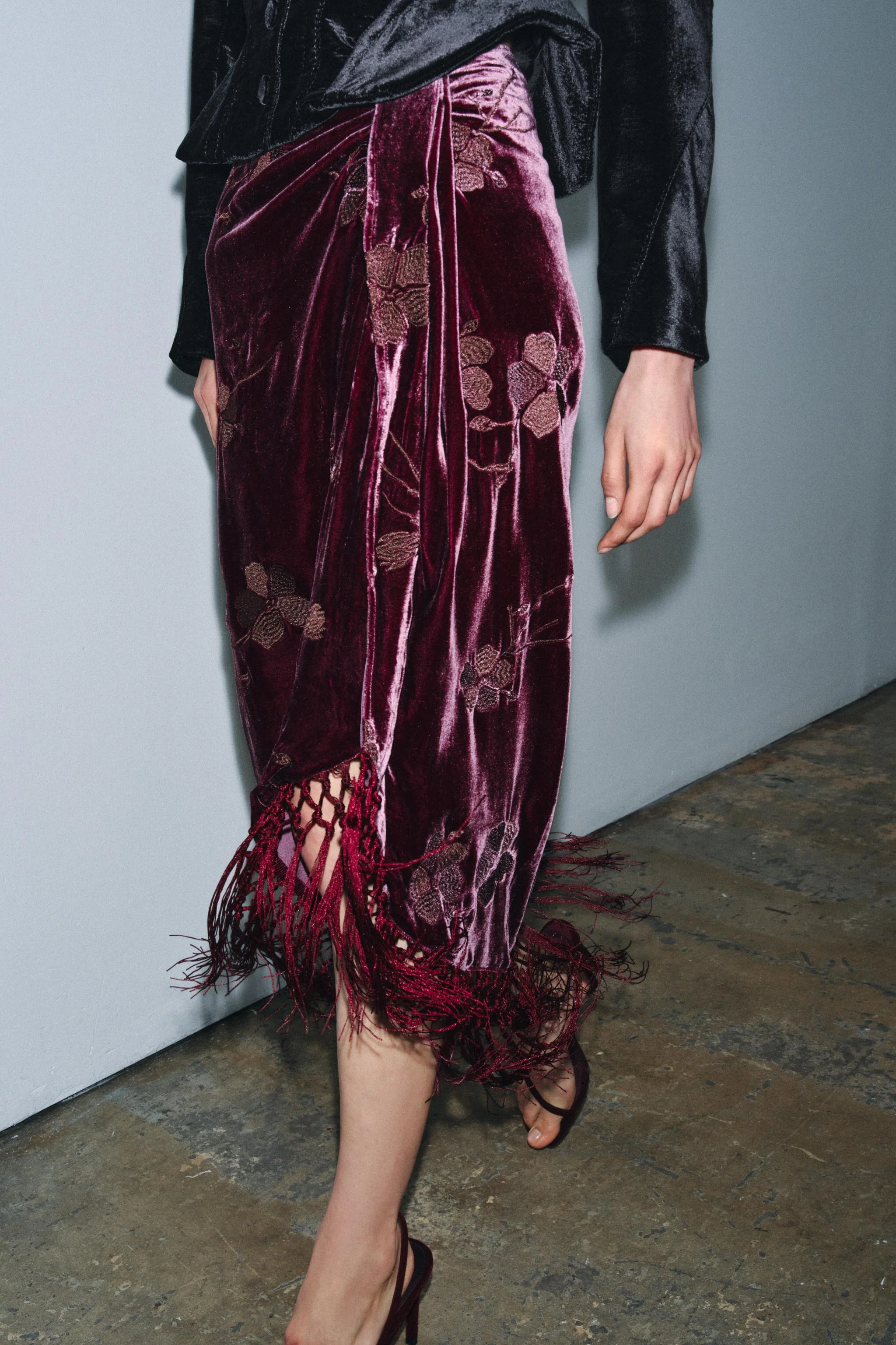 دامن سارونگ مخملی با کمر متوسط و گلدوزی طرح گل دامن سارونگ مخملی با کمر متوسط و گلدوزی طرح گل