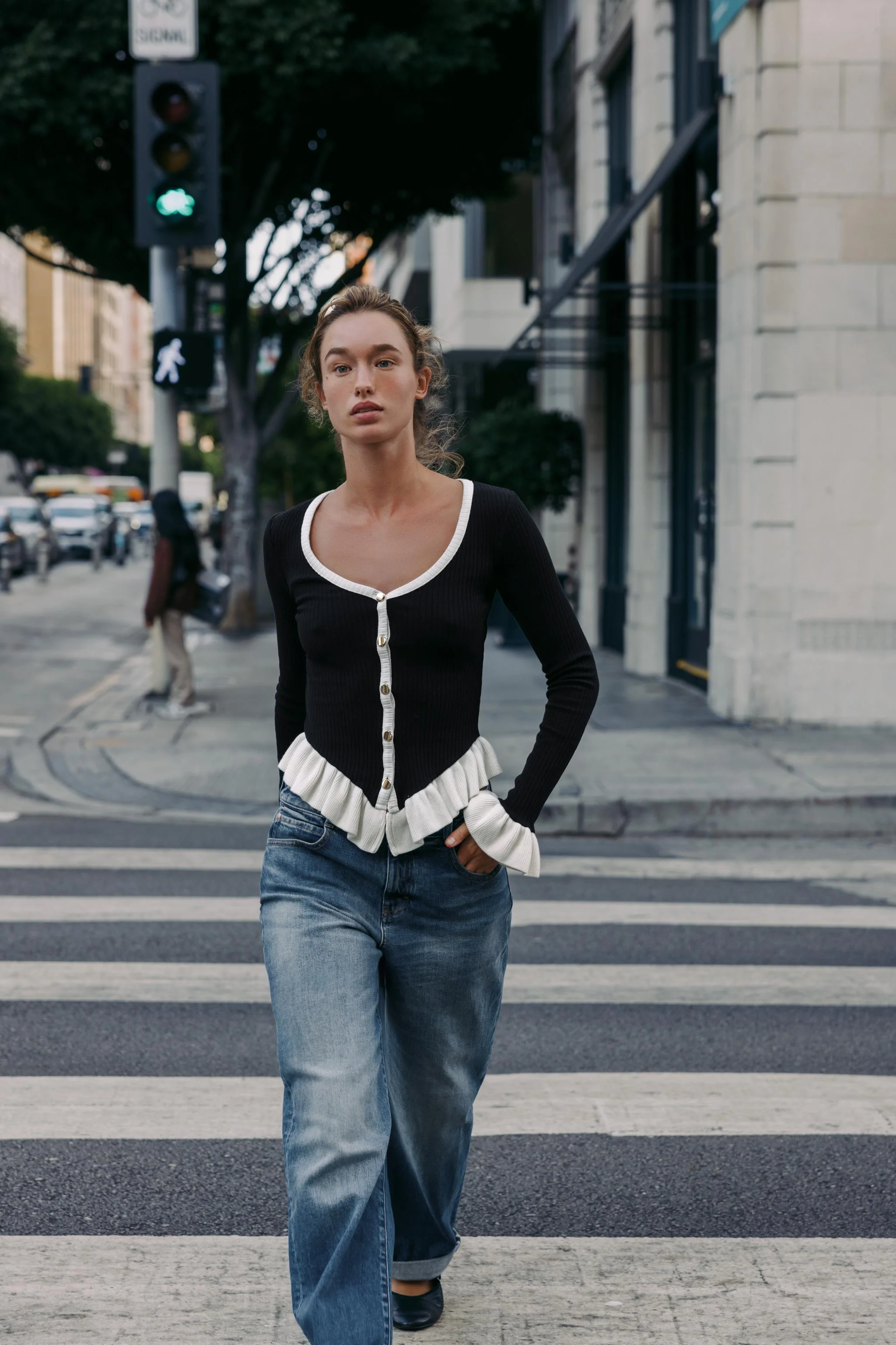 کت آستین بلند با یقه هفت. دارای تزئینات چین دار متضاد و سجاف هفت. بستن جلوی کت با دکمه های فلزی.