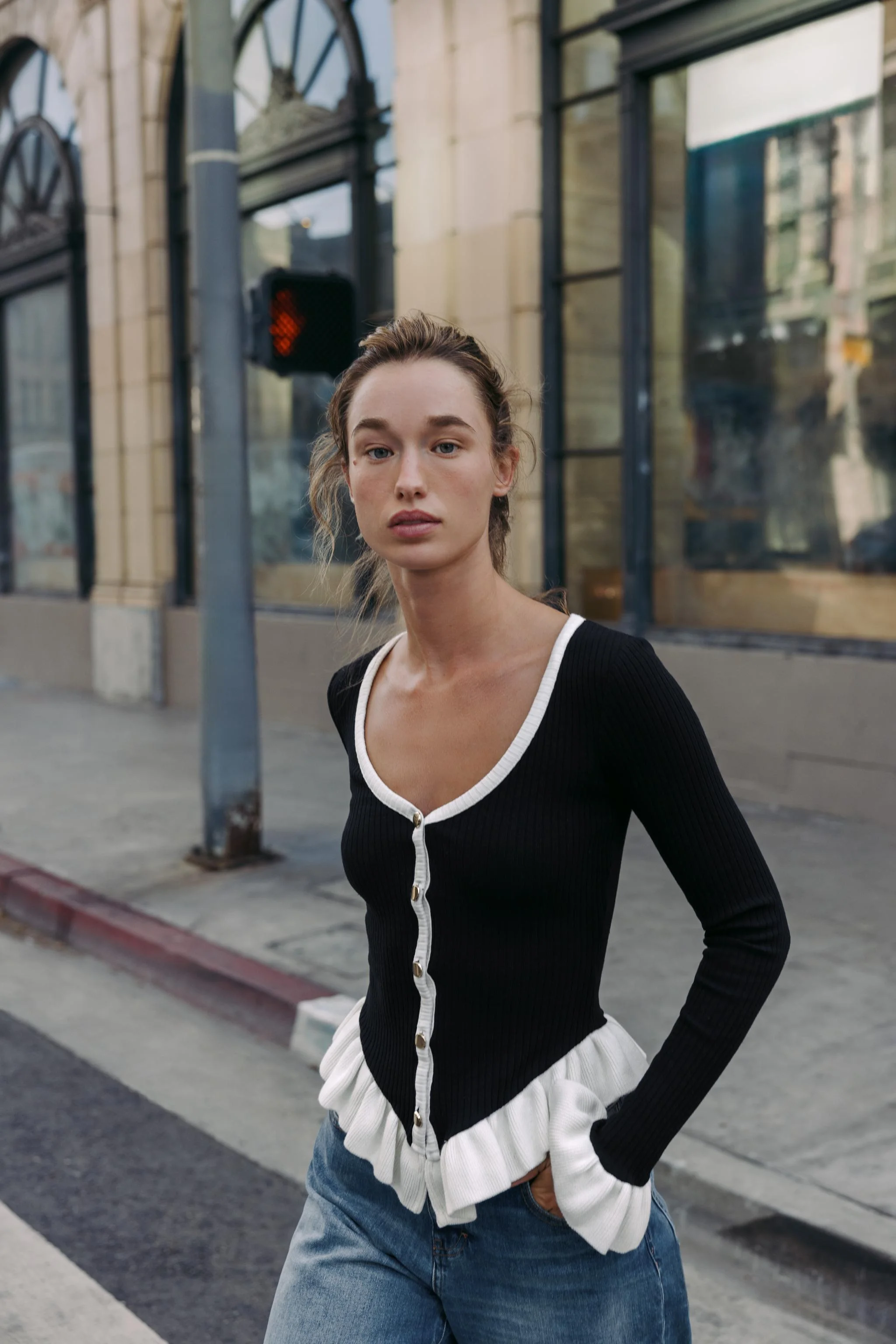 کت آستین بلند با یقه هفت. دارای تزئینات چین دار متضاد و سجاف هفت. بستن جلوی کت با دکمه های فلزی. کت آستین بلند با یقه هفت. دارای تزئینات چین دار متضاد و سجاف هفت. بستن جلوی کت با دکمه های فلزی.