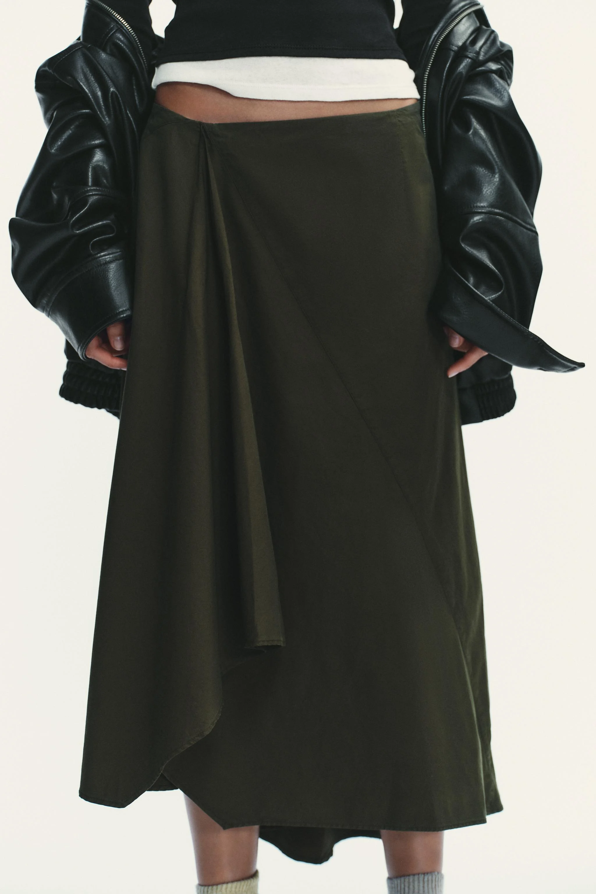 دامن میدی با کمر متوسط و لبه نامتقارن. دارای زیپ در پهلو. دامن میدی با کمر متوسط و لبه نامتقارن. دارای زیپ در پهلو.