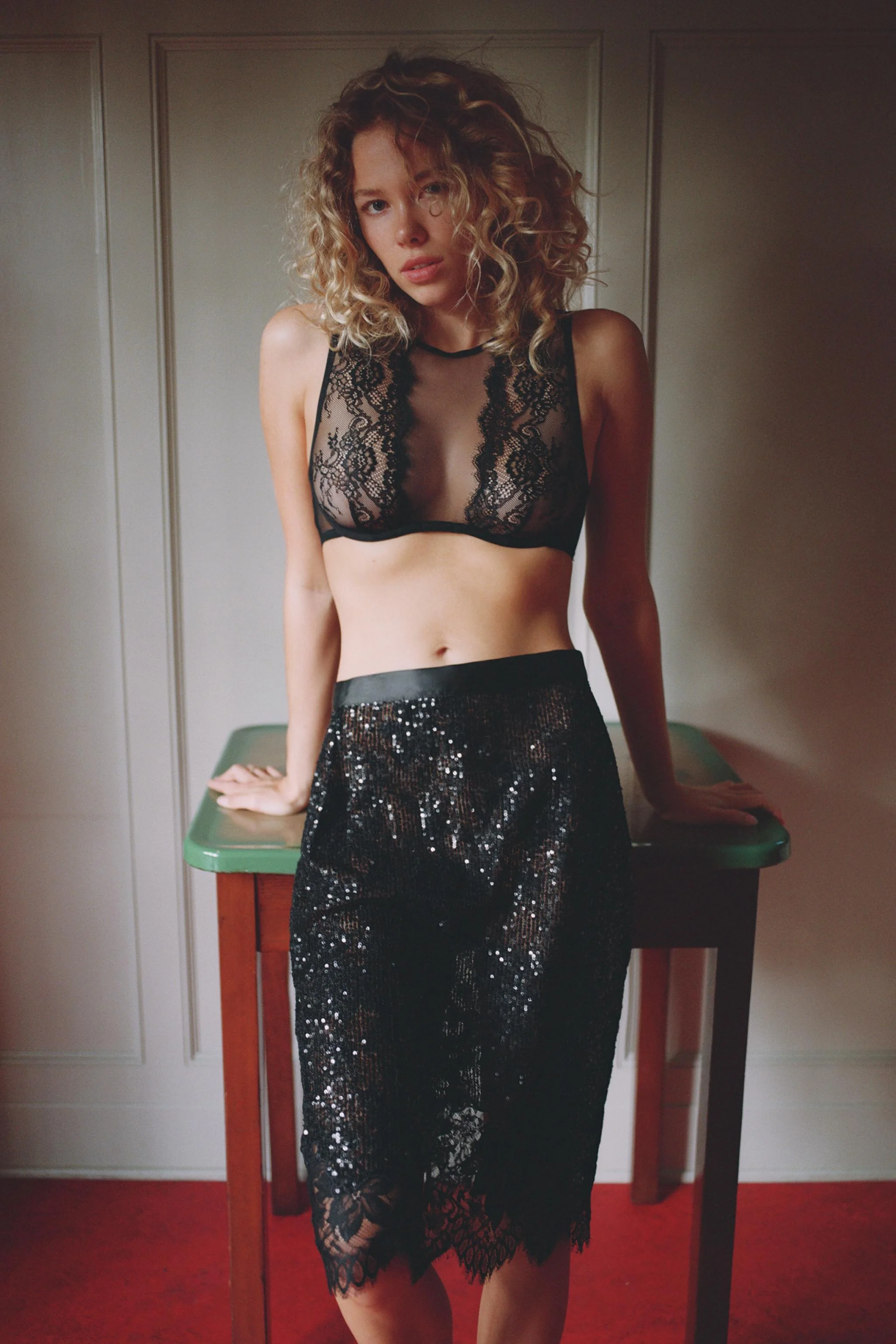 دامن میدی کمر بلند با جزئیات پولک دوزی. لبه دامن با اپلیکه توری همرنگ تزئین شده است. دارای زیپ در پهلو. دامن میدی کمر بلند با جزئیات پولک دوزی. لبه دامن با اپلیکه توری همرنگ تزئین شده است. دارای زیپ در پهلو.