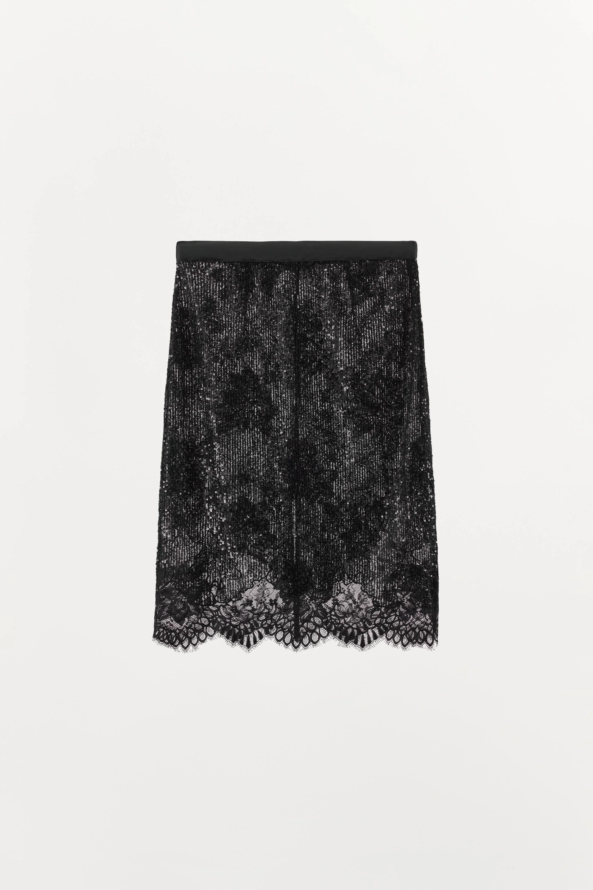 دامن میدی کمر بلند با جزئیات پولک دوزی. لبه دامن با اپلیکه توری همرنگ تزئین شده است. دارای زیپ در پهلو. دامن میدی کمر بلند با جزئیات پولک دوزی. لبه دامن با اپلیکه توری همرنگ تزئین شده است. دارای زیپ در پهلو.