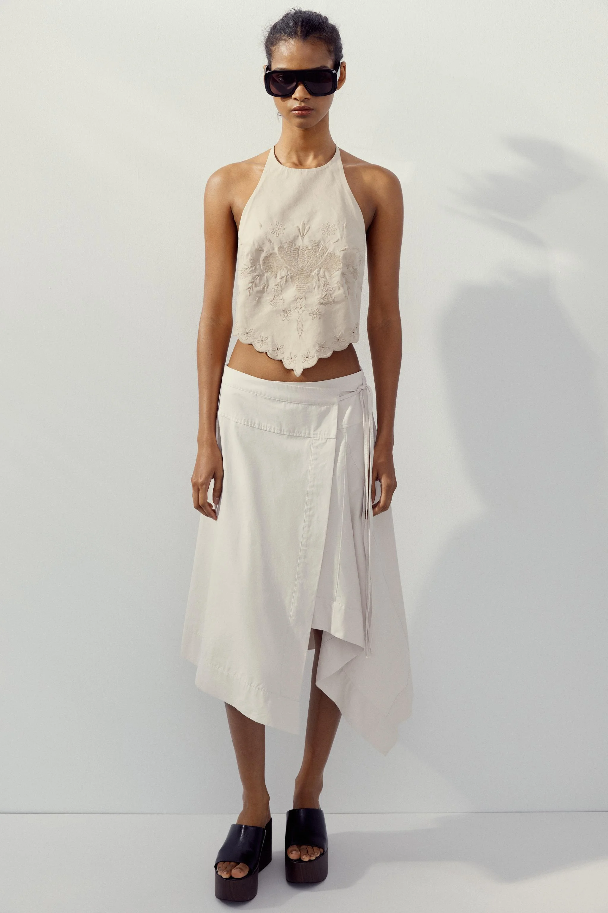 دامن پوششی کمر متوسط. دارای بند برای بستن در پهلو. لبه نامتقارن. دامن پوششی کمر متوسط. دارای بند برای بستن در پهلو. لبه نامتقارن.