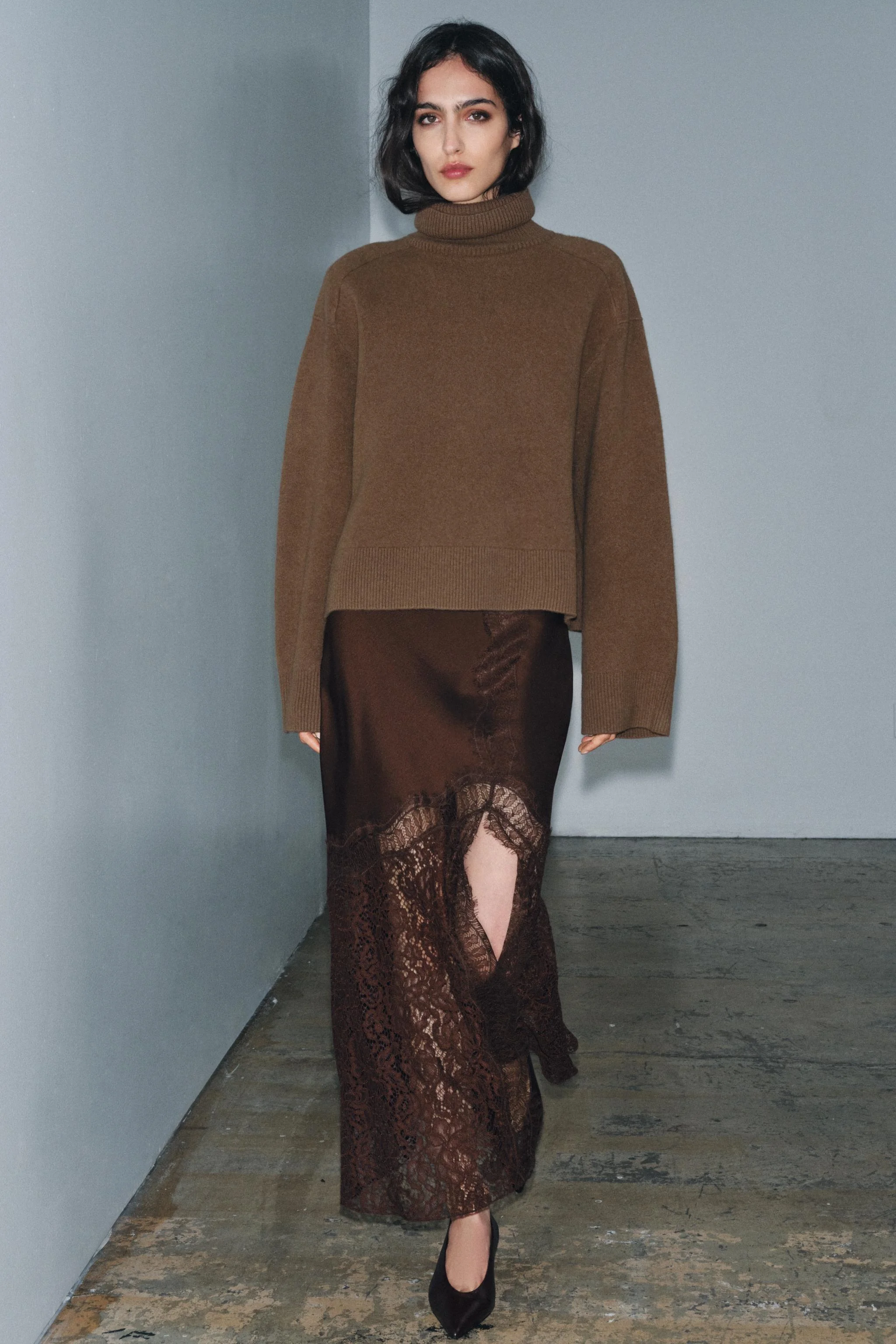 دامن میدی ساتن زنانه ZW COLLECTION با کمر بلند. دارای تزیینات گیپور و لبه اِوا. دارای زیپ نامرئی در پهلو. دامن میدی ساتن زنانه ZW COLLECTION با کمر بلند. دارای تزیینات گیپور و لبه اِوا. دارای زیپ نامرئی در پهلو.