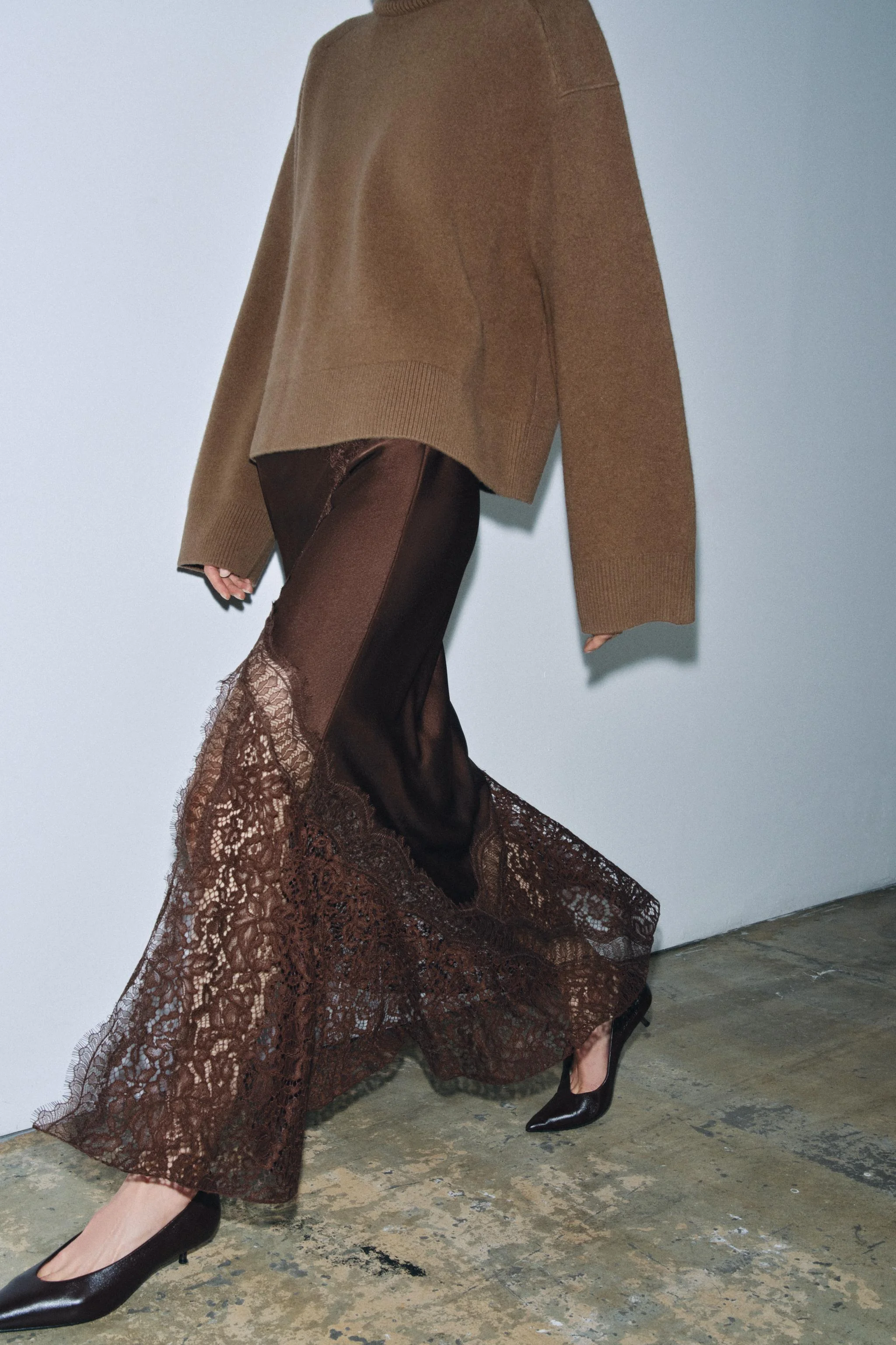 دامن میدی ساتن زنانه ZW COLLECTION با کمر بلند. دارای تزیینات گیپور و لبه اِوا. دارای زیپ نامرئی در پهلو. دامن میدی ساتن زنانه ZW COLLECTION با کمر بلند. دارای تزیینات گیپور و لبه اِوا. دارای زیپ نامرئی در پهلو.