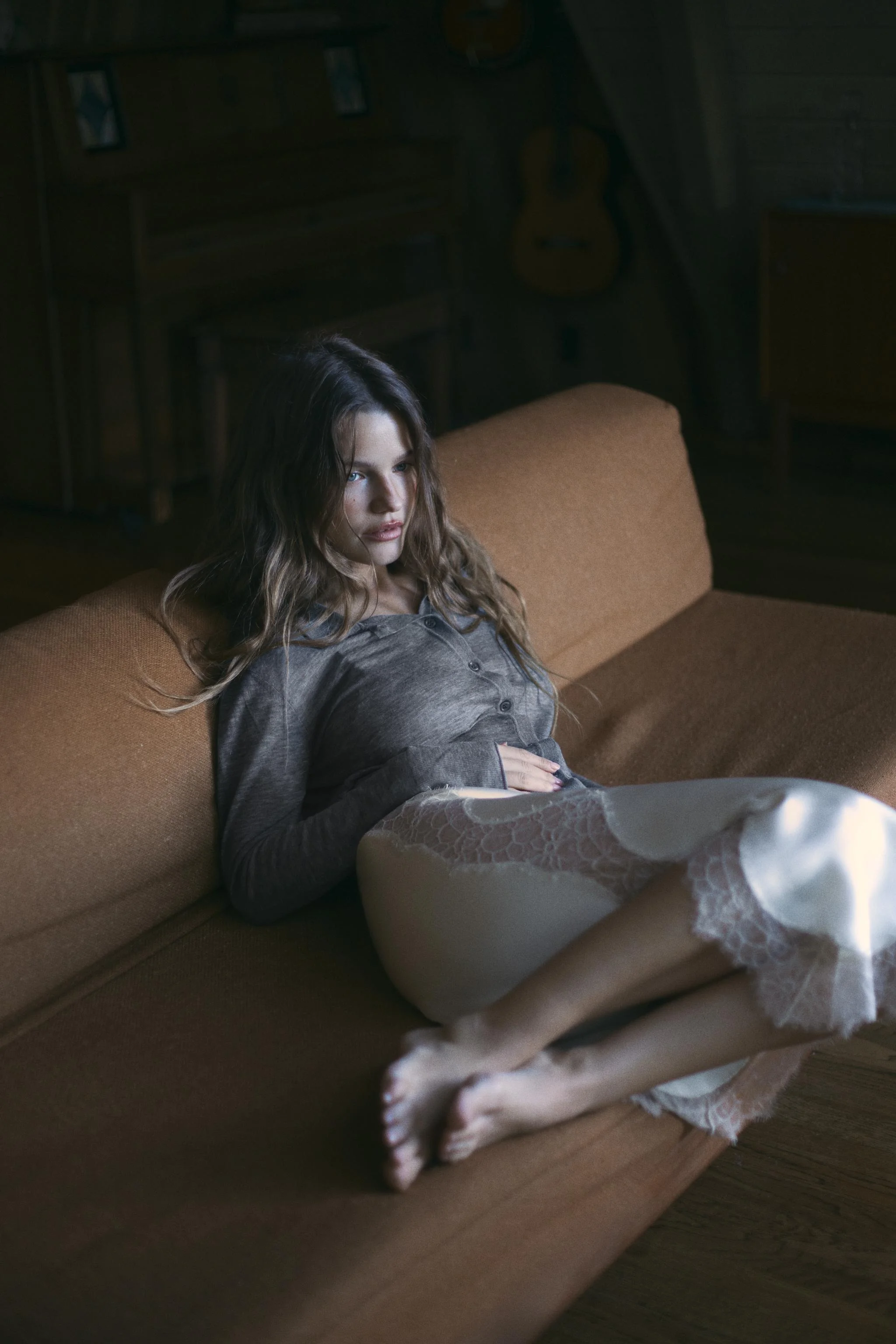 دامن میدی ساتن با تزیین گیپور دامن میدی ساتن با تزیین گیپور